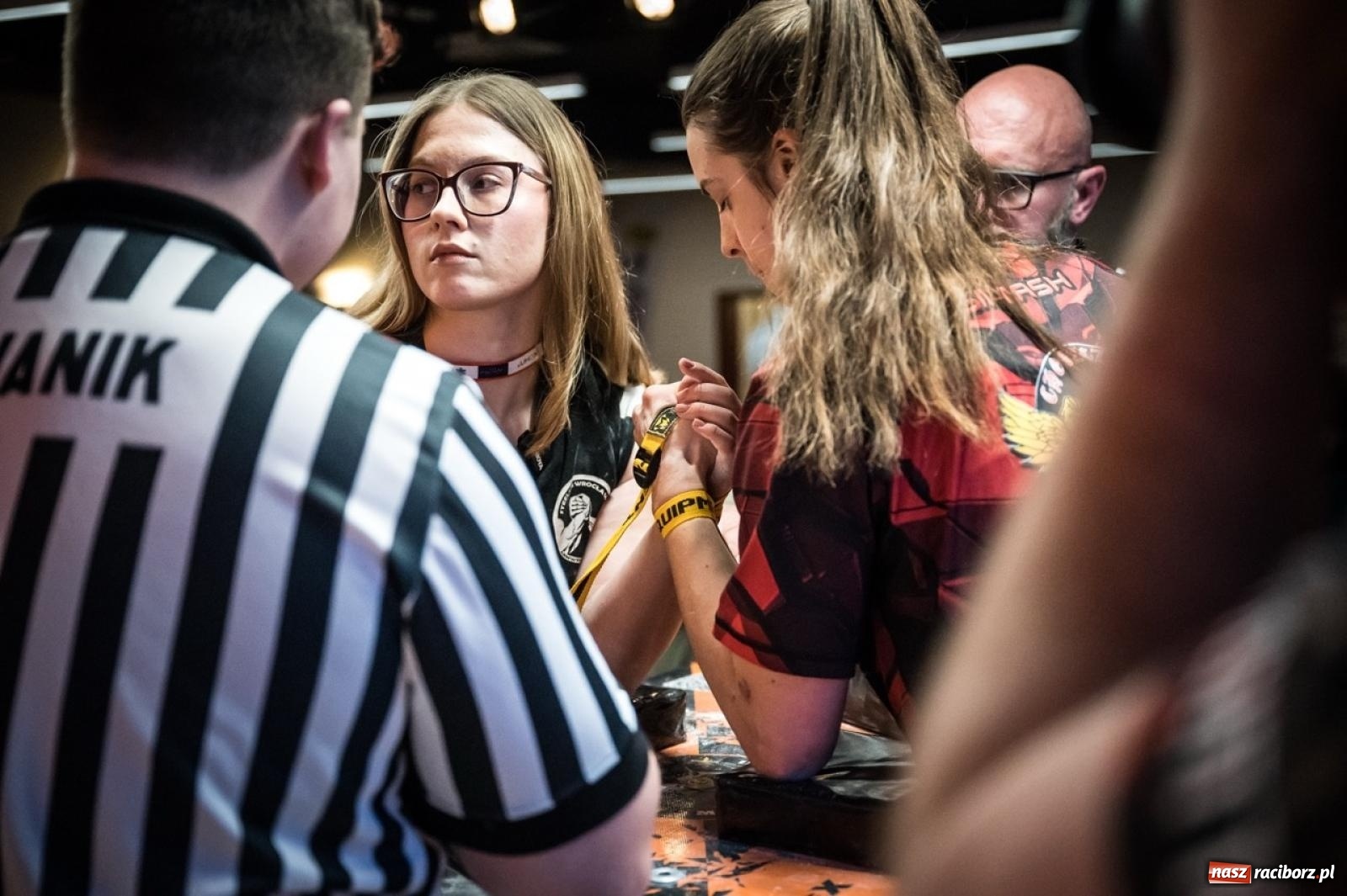 Zdjęcie w galerii na portalu naszraciborz.pl: Racibórz areną krajowej rywalizacji. Na zamku trwają XXVI Mistrzostwa Polski w Armwrestlingu wiadomości z regionu