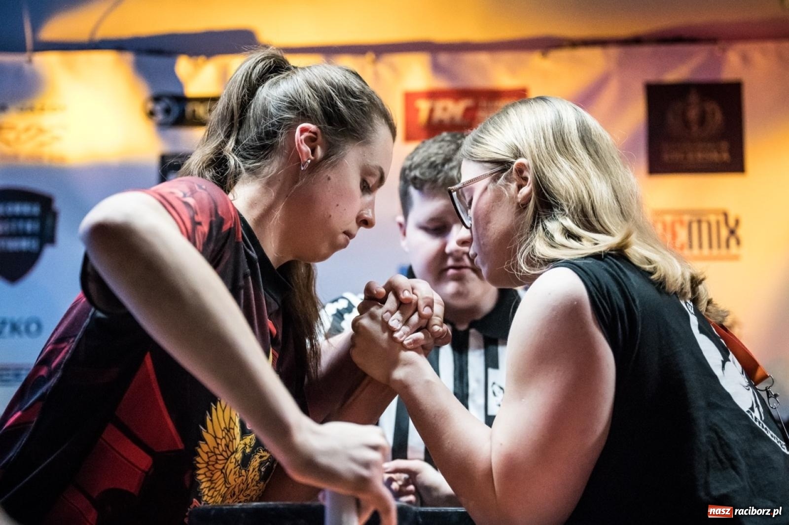 Zdjęcie w galerii na portalu naszraciborz.pl: Racibórz areną krajowej rywalizacji. Na zamku trwają XXVI Mistrzostwa Polski w Armwrestlingu wiadomości z regionu