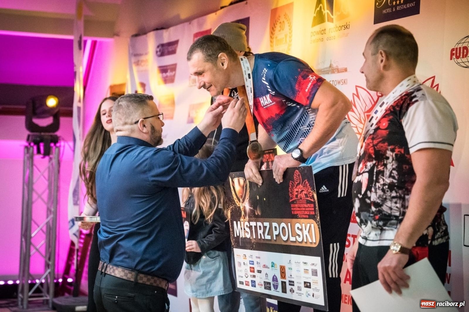 Zdjęcie w galerii na portalu naszraciborz.pl: Racibórz areną krajowej rywalizacji. Na zamku trwają XXVI Mistrzostwa Polski w Armwrestlingu wiadomości z regionu