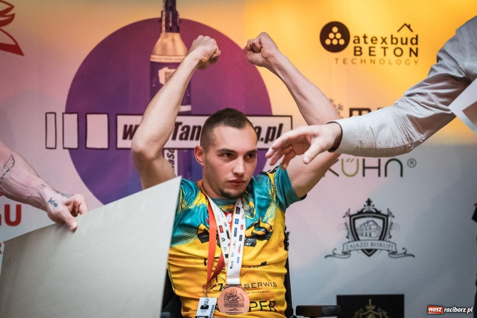 Zdjęcie w galerii na portalu naszraciborz.pl: Racibórz areną krajowej rywalizacji. Na zamku trwają XXVI Mistrzostwa Polski w Armwrestlingu wiadomości z regionu