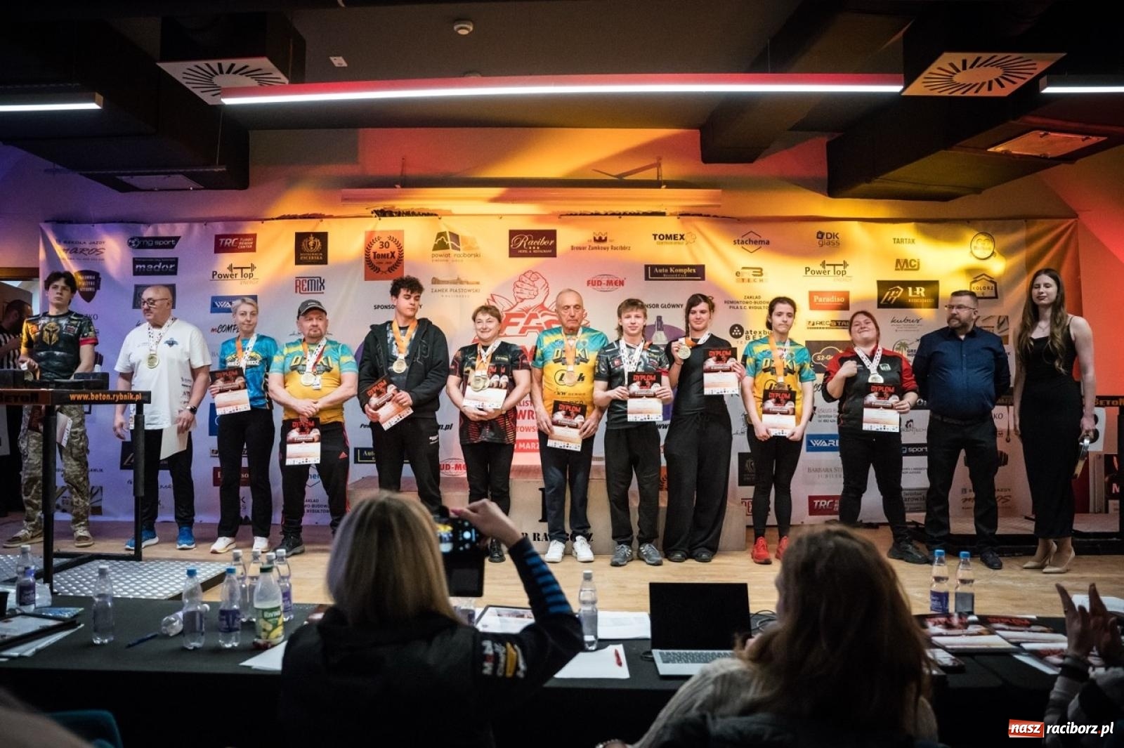 Zdjęcie w galerii na portalu naszraciborz.pl: Racibórz areną krajowej rywalizacji. Na zamku trwają XXVI Mistrzostwa Polski w Armwrestlingu wiadomości z regionu