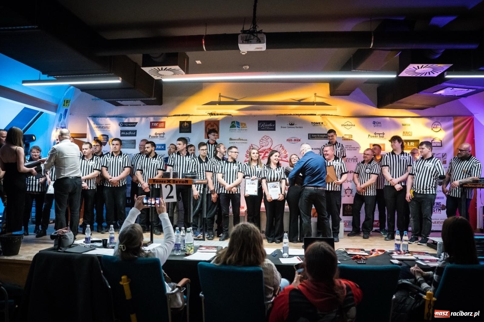 Zdjęcie w galerii na portalu naszraciborz.pl: Racibórz areną krajowej rywalizacji. Na zamku trwają XXVI Mistrzostwa Polski w Armwrestlingu wiadomości z regionu