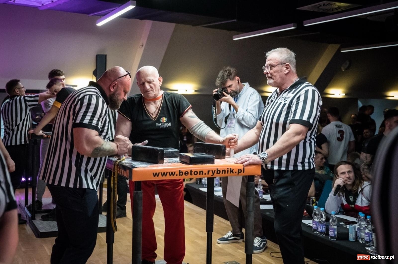 Zdjęcie w galerii na portalu naszraciborz.pl: Racibórz areną krajowej rywalizacji. Na zamku trwają XXVI Mistrzostwa Polski w Armwrestlingu wiadomości z regionu