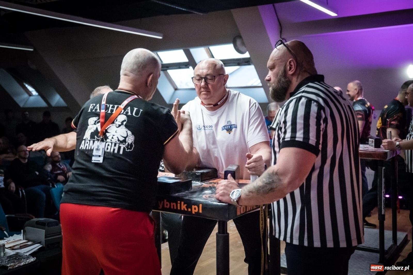 Zdjęcie w galerii na portalu naszraciborz.pl: Racibórz areną krajowej rywalizacji. Na zamku trwają XXVI Mistrzostwa Polski w Armwrestlingu wiadomości z regionu