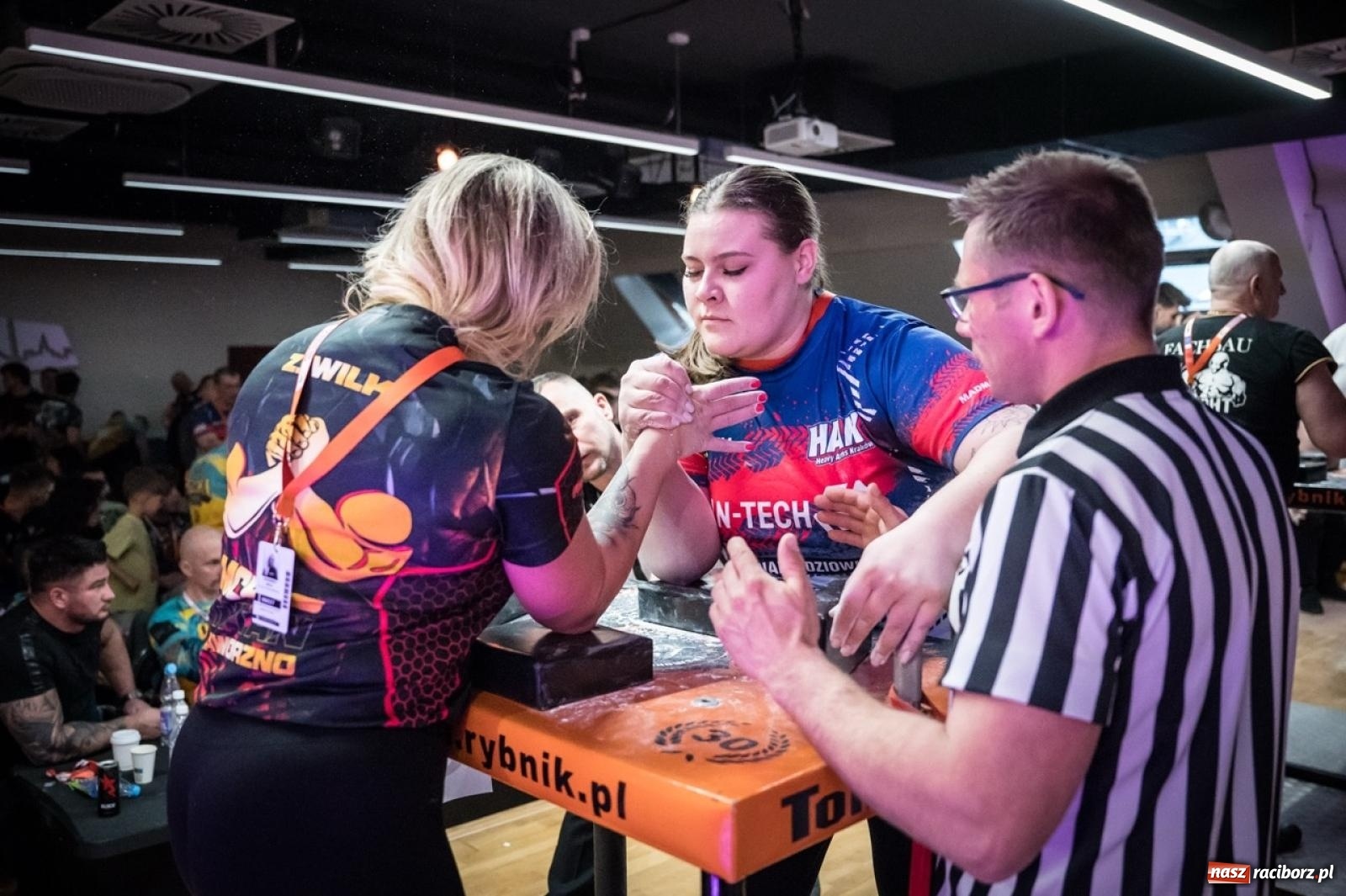 Zdjęcie w galerii na portalu naszraciborz.pl: Racibórz areną krajowej rywalizacji. Na zamku trwają XXVI Mistrzostwa Polski w Armwrestlingu wiadomości z regionu