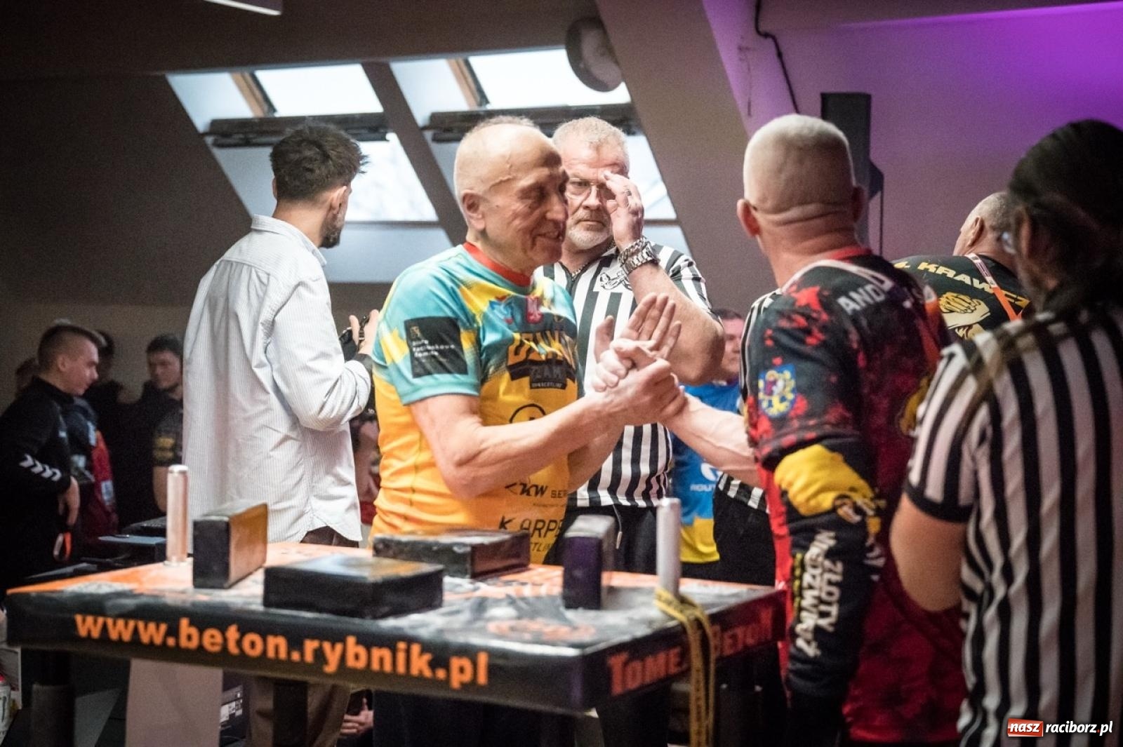 Zdjęcie w galerii na portalu naszraciborz.pl: Racibórz areną krajowej rywalizacji. Na zamku trwają XXVI Mistrzostwa Polski w Armwrestlingu wiadomości z regionu