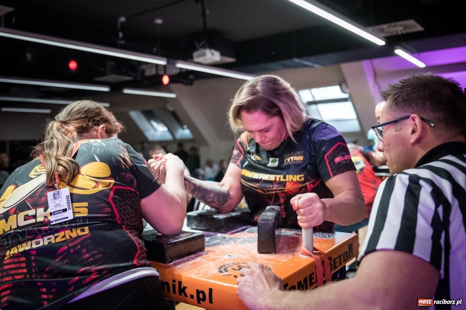 Zdjęcie w galerii na portalu naszraciborz.pl: Racibórz areną krajowej rywalizacji. Na zamku trwają XXVI Mistrzostwa Polski w Armwrestlingu wiadomości z regionu