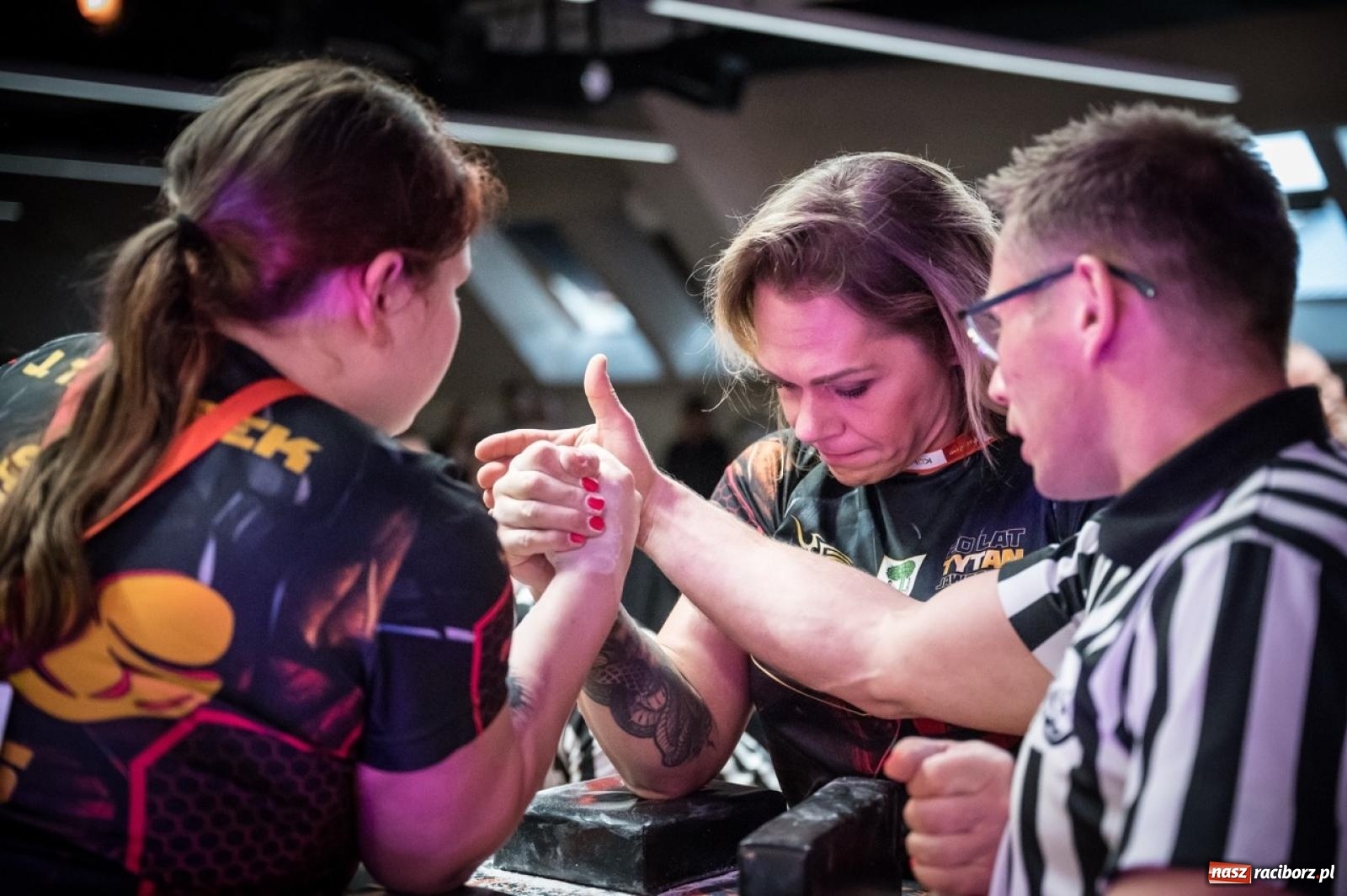 Zdjęcie w galerii na portalu naszraciborz.pl: Racibórz areną krajowej rywalizacji. Na zamku trwają XXVI Mistrzostwa Polski w Armwrestlingu wiadomości z regionu