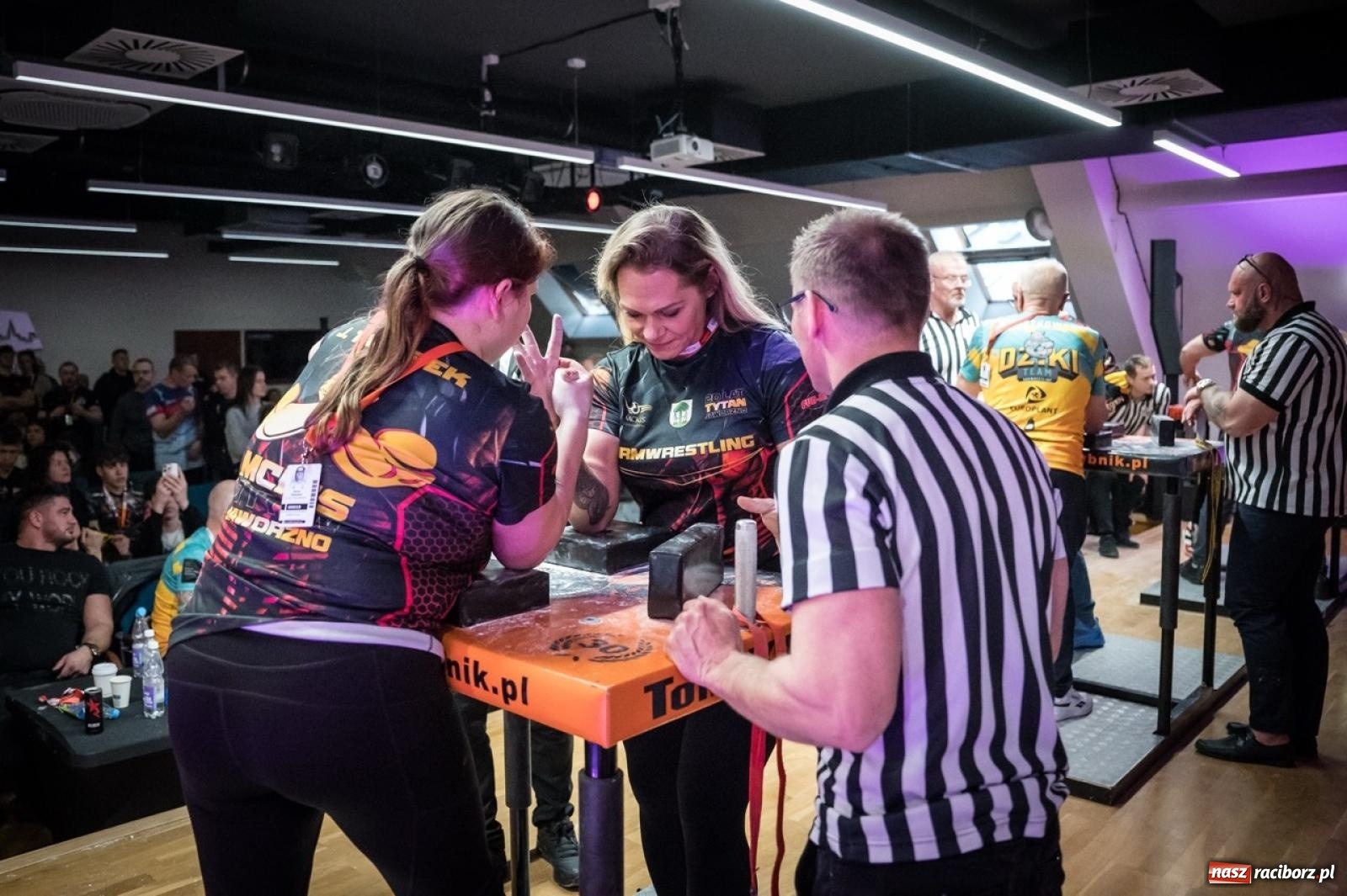 Zdjęcie w galerii na portalu naszraciborz.pl: Racibórz areną krajowej rywalizacji. Na zamku trwają XXVI Mistrzostwa Polski w Armwrestlingu wiadomości z regionu