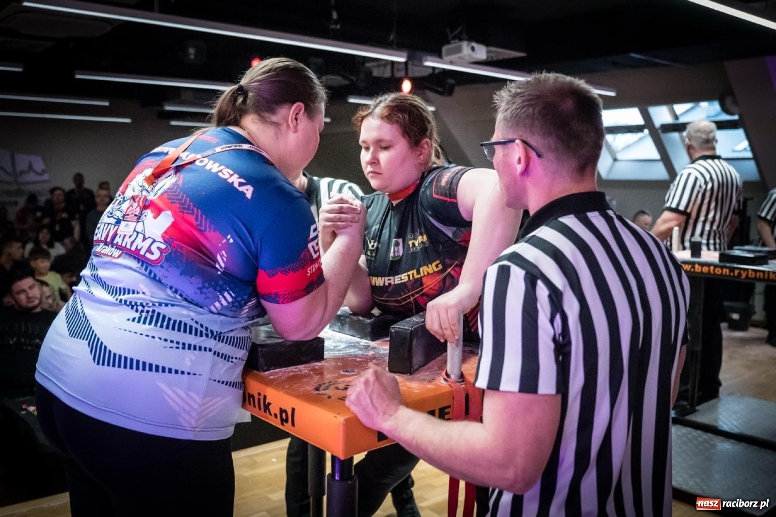 Zdjęcie w galerii na portalu naszraciborz.pl: Racibórz areną krajowej rywalizacji. Na zamku trwają XXVI Mistrzostwa Polski w Armwrestlingu wiadomości z regionu