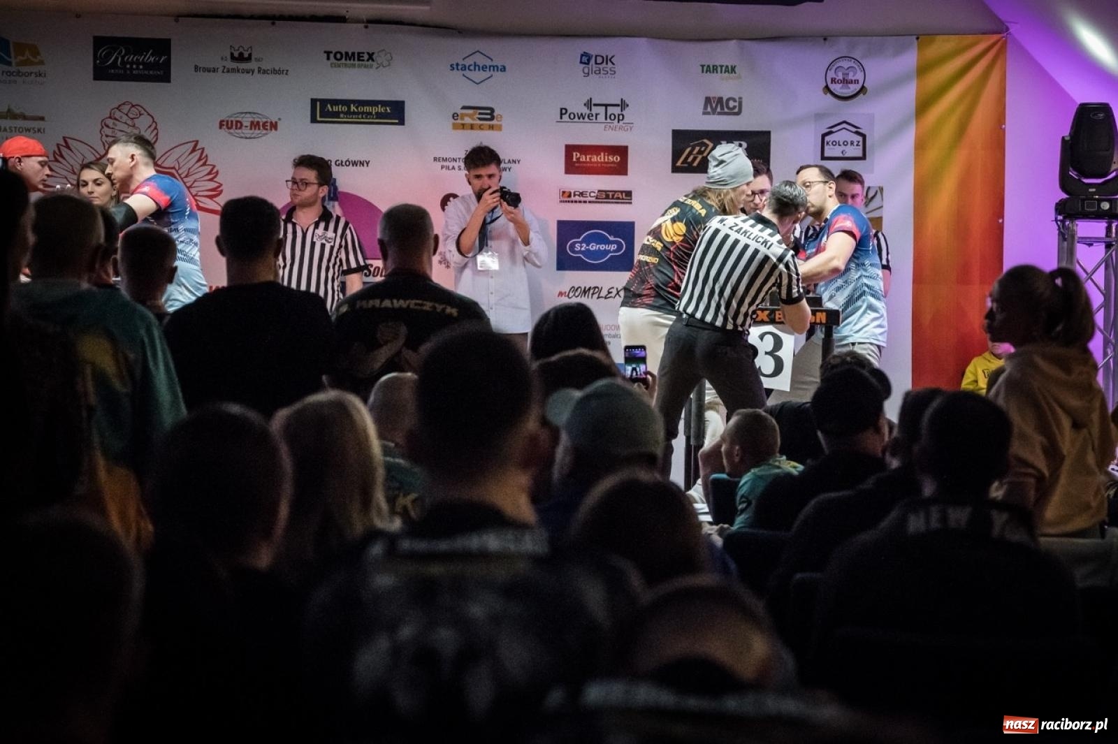 Zdjęcie w galerii na portalu naszraciborz.pl: Racibórz areną krajowej rywalizacji. Na zamku trwają XXVI Mistrzostwa Polski w Armwrestlingu wiadomości z regionu