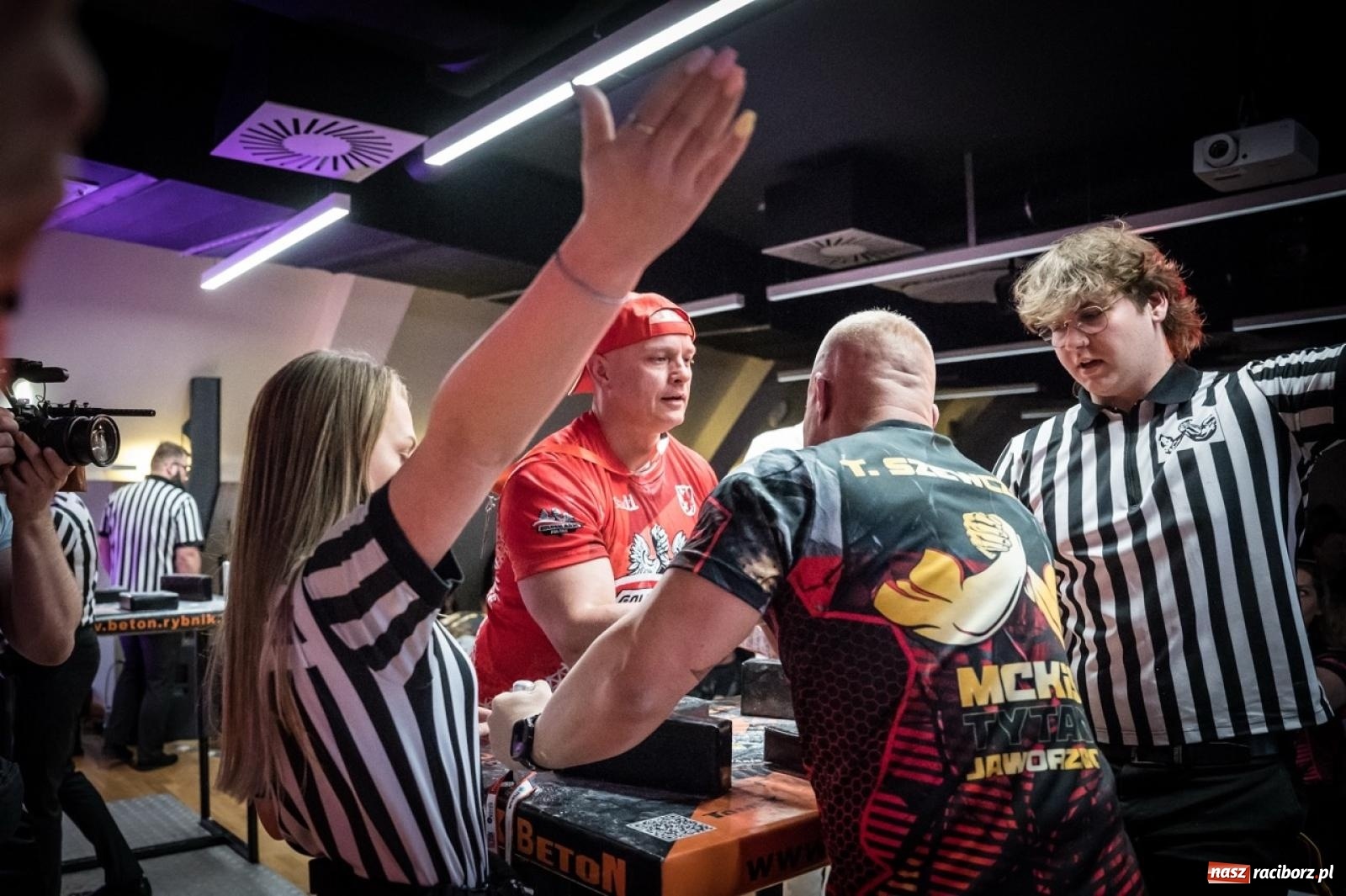 Zdjęcie w galerii na portalu naszraciborz.pl: Racibórz areną krajowej rywalizacji. Na zamku trwają XXVI Mistrzostwa Polski w Armwrestlingu wiadomości z regionu