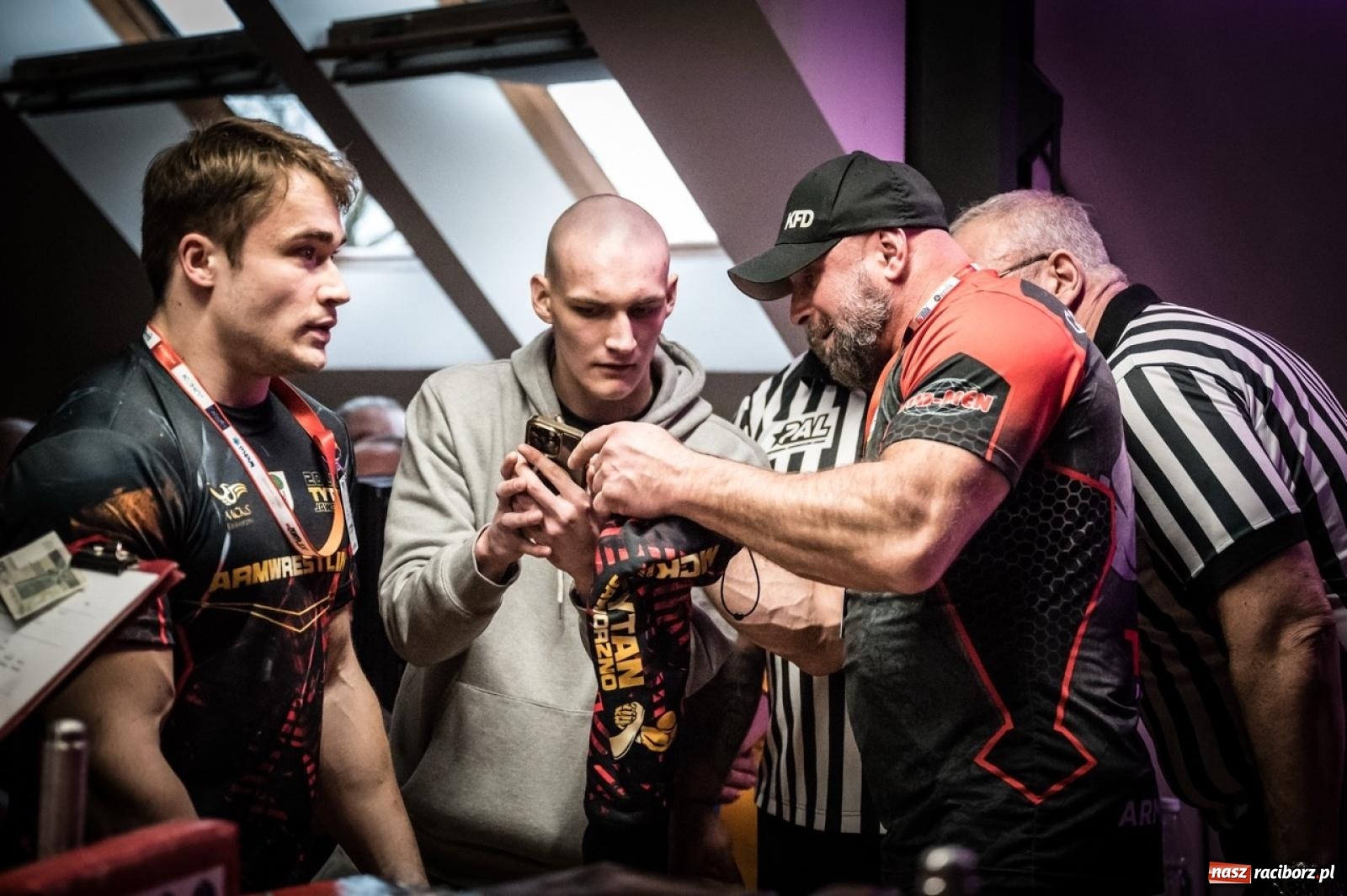 Zdjęcie w galerii na portalu naszraciborz.pl: Racibórz areną krajowej rywalizacji. Na zamku trwają XXVI Mistrzostwa Polski w Armwrestlingu wiadomości z regionu