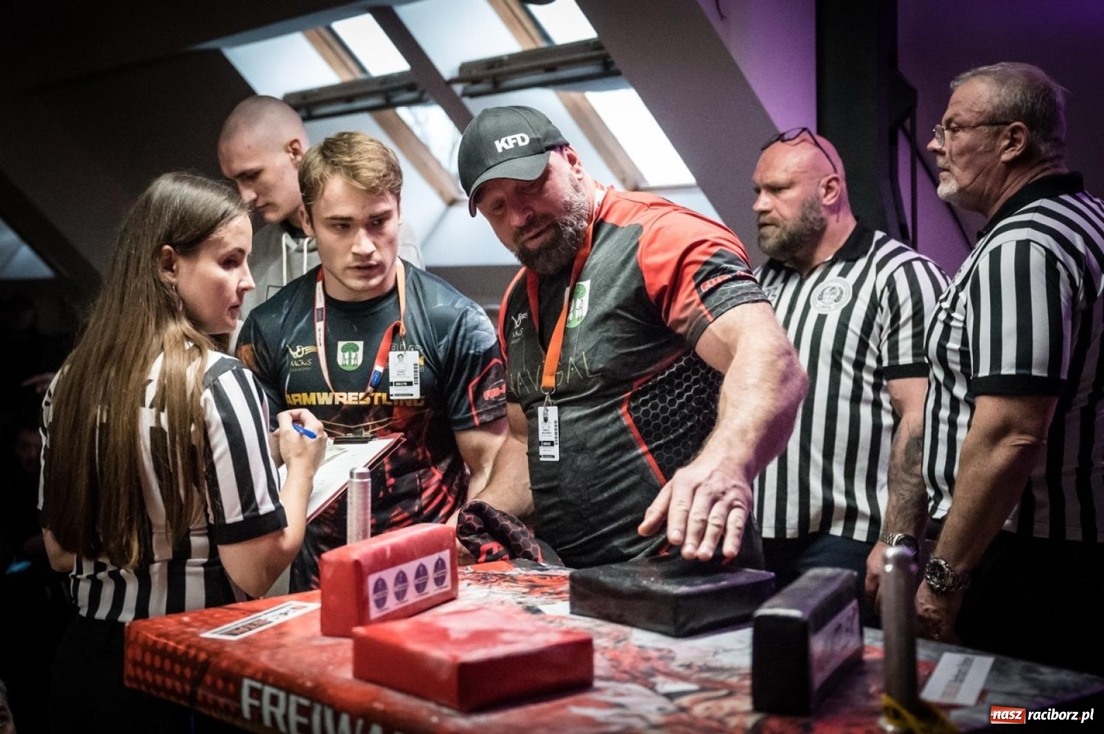 Zdjęcie w galerii na portalu naszraciborz.pl: Racibórz areną krajowej rywalizacji. Na zamku trwają XXVI Mistrzostwa Polski w Armwrestlingu wiadomości z regionu