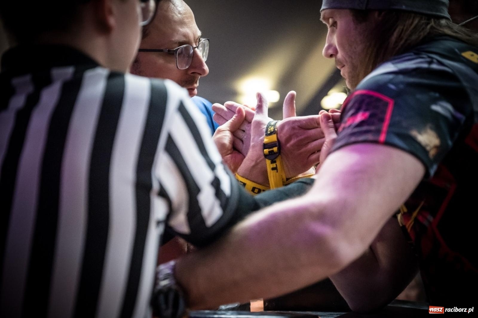 Zdjęcie w galerii na portalu naszraciborz.pl: Racibórz areną krajowej rywalizacji. Na zamku trwają XXVI Mistrzostwa Polski w Armwrestlingu wiadomości z regionu