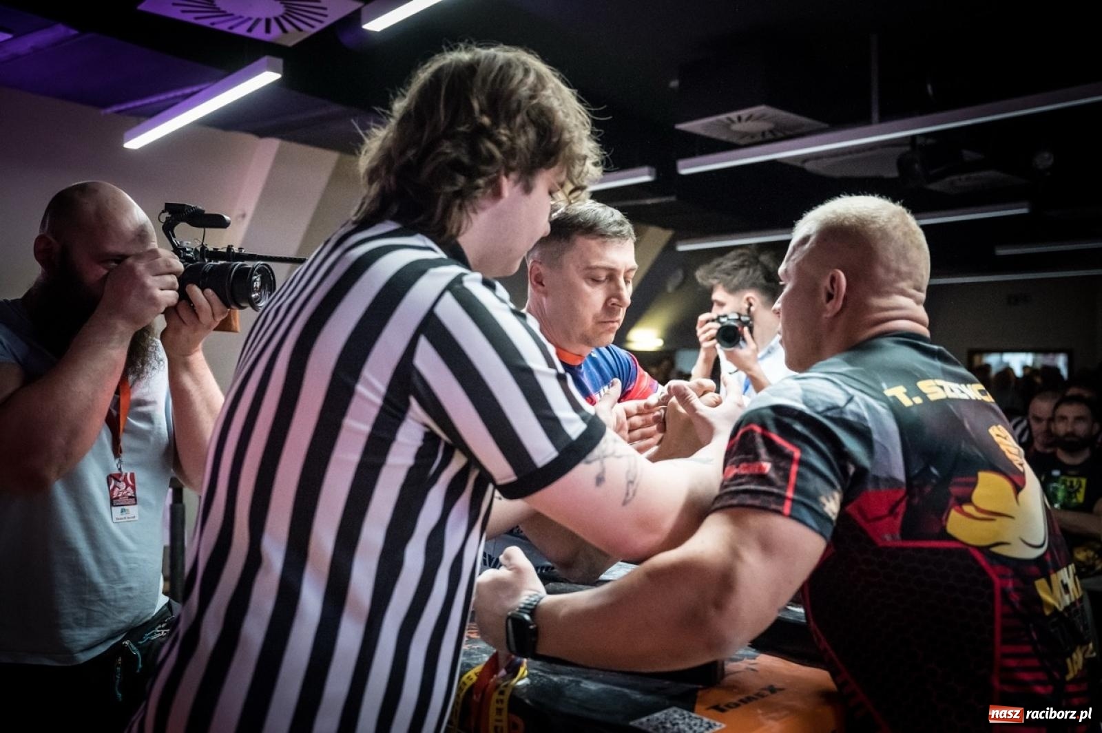 Zdjęcie w galerii na portalu naszraciborz.pl: Racibórz areną krajowej rywalizacji. Na zamku trwają XXVI Mistrzostwa Polski w Armwrestlingu wiadomości z regionu