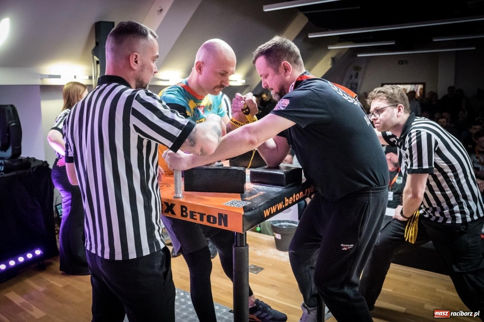 Zdjęcie w galerii na portalu naszraciborz.pl: Racibórz areną krajowej rywalizacji. Na zamku trwają XXVI Mistrzostwa Polski w Armwrestlingu wiadomości z regionu