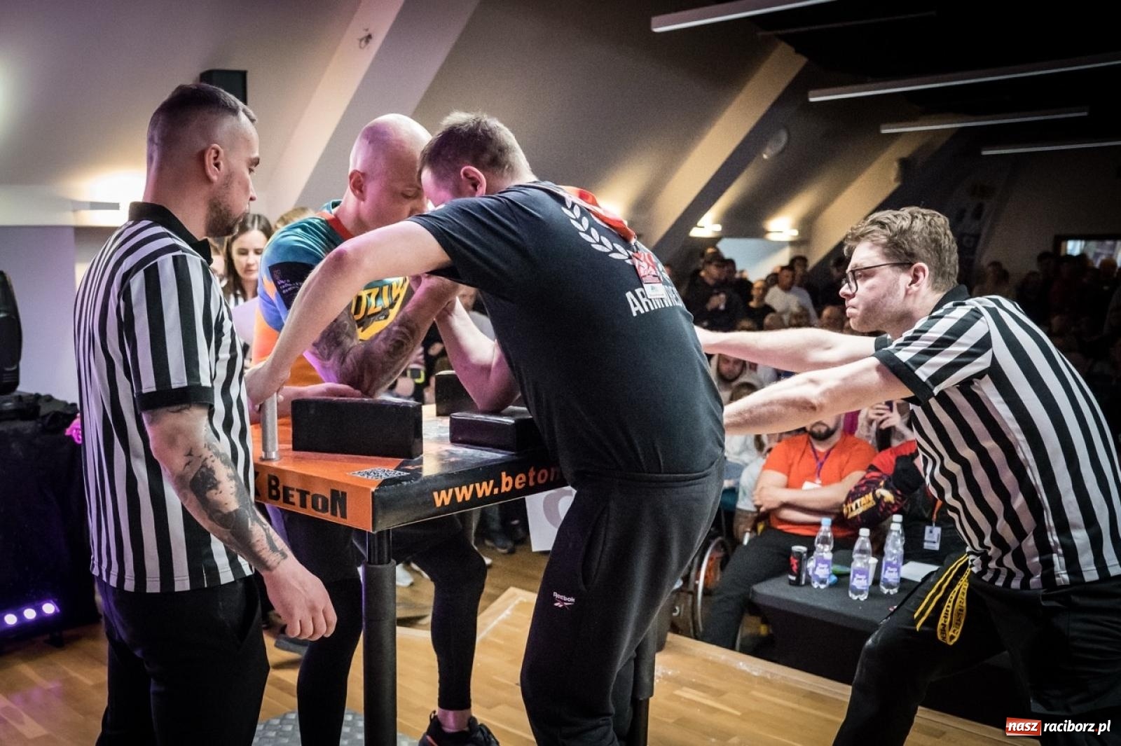 Zdjęcie w galerii na portalu naszraciborz.pl: Racibórz areną krajowej rywalizacji. Na zamku trwają XXVI Mistrzostwa Polski w Armwrestlingu wiadomości z regionu