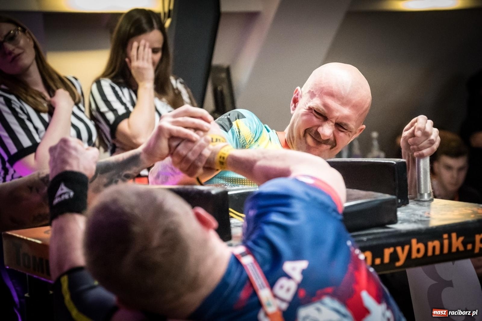 Zdjęcie w galerii na portalu naszraciborz.pl: Racibórz areną krajowej rywalizacji. Na zamku trwają XXVI Mistrzostwa Polski w Armwrestlingu wiadomości z regionu