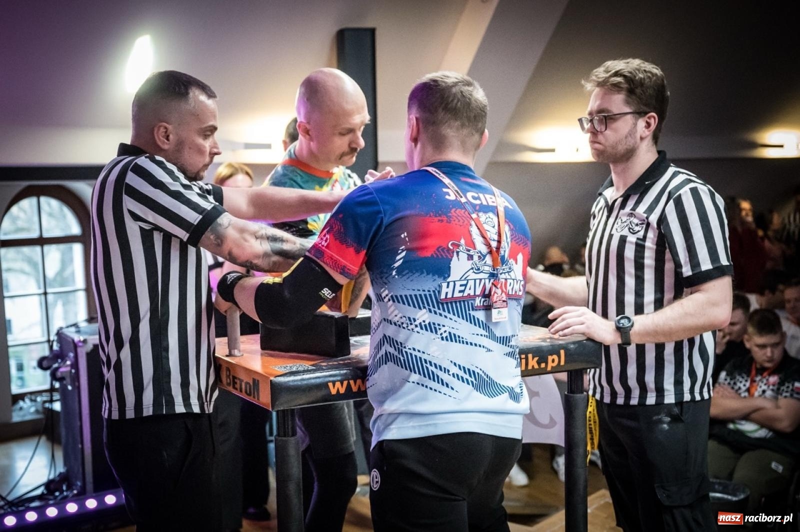 Zdjęcie w galerii na portalu naszraciborz.pl: Racibórz areną krajowej rywalizacji. Na zamku trwają XXVI Mistrzostwa Polski w Armwrestlingu wiadomości z regionu