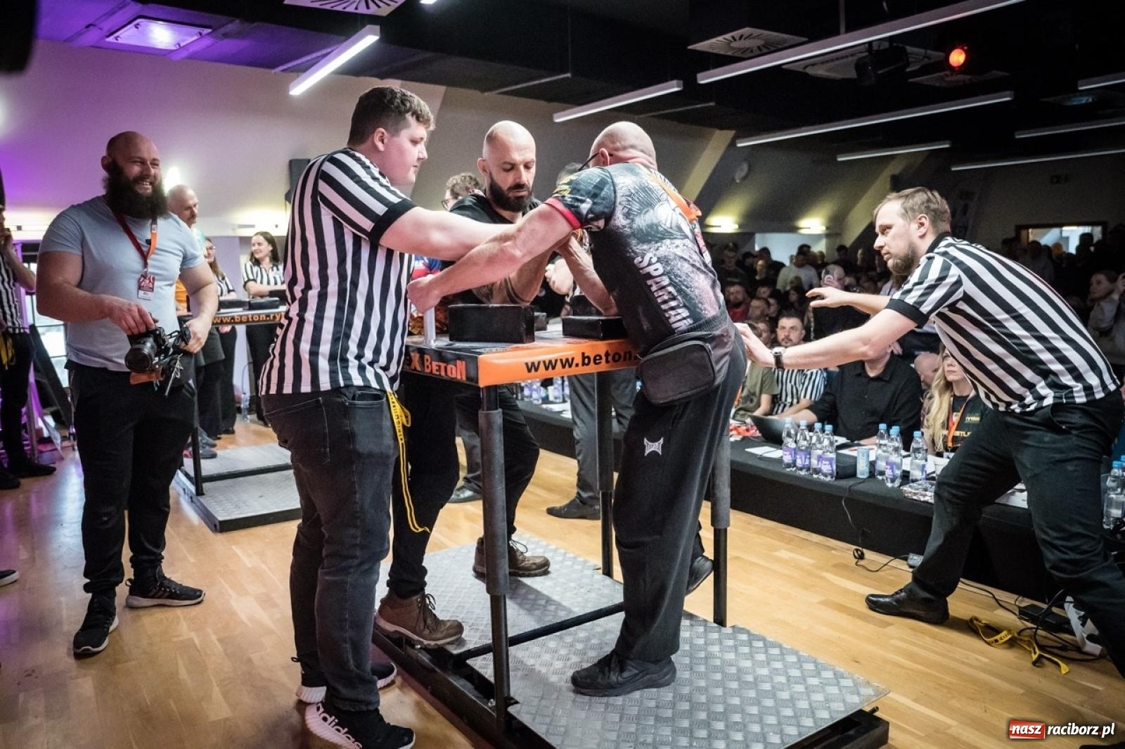 Zdjęcie w galerii na portalu naszraciborz.pl: Racibórz areną krajowej rywalizacji. Na zamku trwają XXVI Mistrzostwa Polski w Armwrestlingu wiadomości z regionu