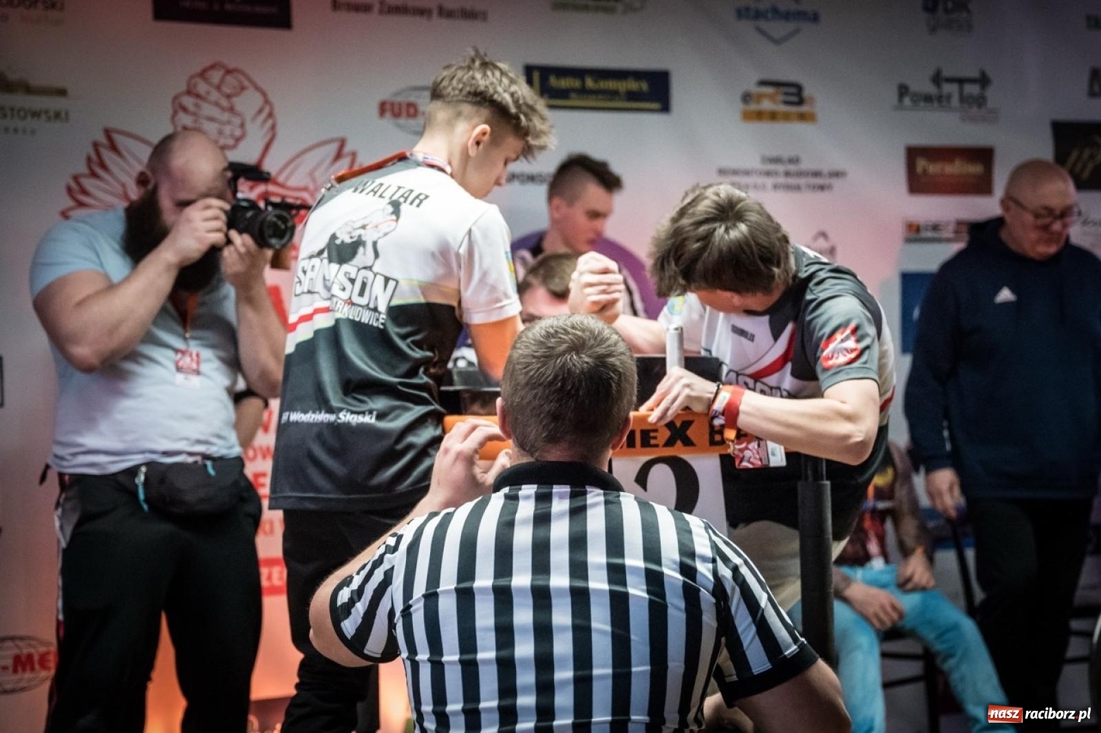 Zdjęcie w galerii na portalu naszraciborz.pl: Racibórz areną krajowej rywalizacji. Na zamku trwają XXVI Mistrzostwa Polski w Armwrestlingu wiadomości z regionu