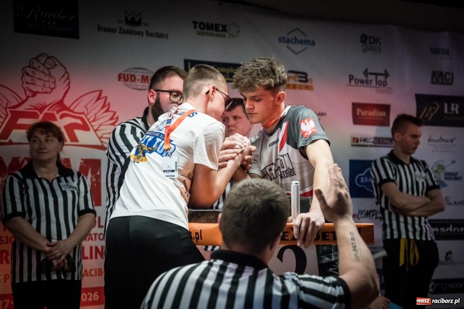 Zdjęcie w galerii na portalu naszraciborz.pl: Racibórz areną krajowej rywalizacji. Na zamku trwają XXVI Mistrzostwa Polski w Armwrestlingu wiadomości z regionu