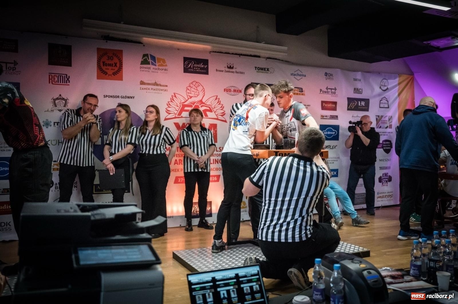 Zdjęcie w galerii na portalu naszraciborz.pl: Racibórz areną krajowej rywalizacji. Na zamku trwają XXVI Mistrzostwa Polski w Armwrestlingu wiadomości z regionu