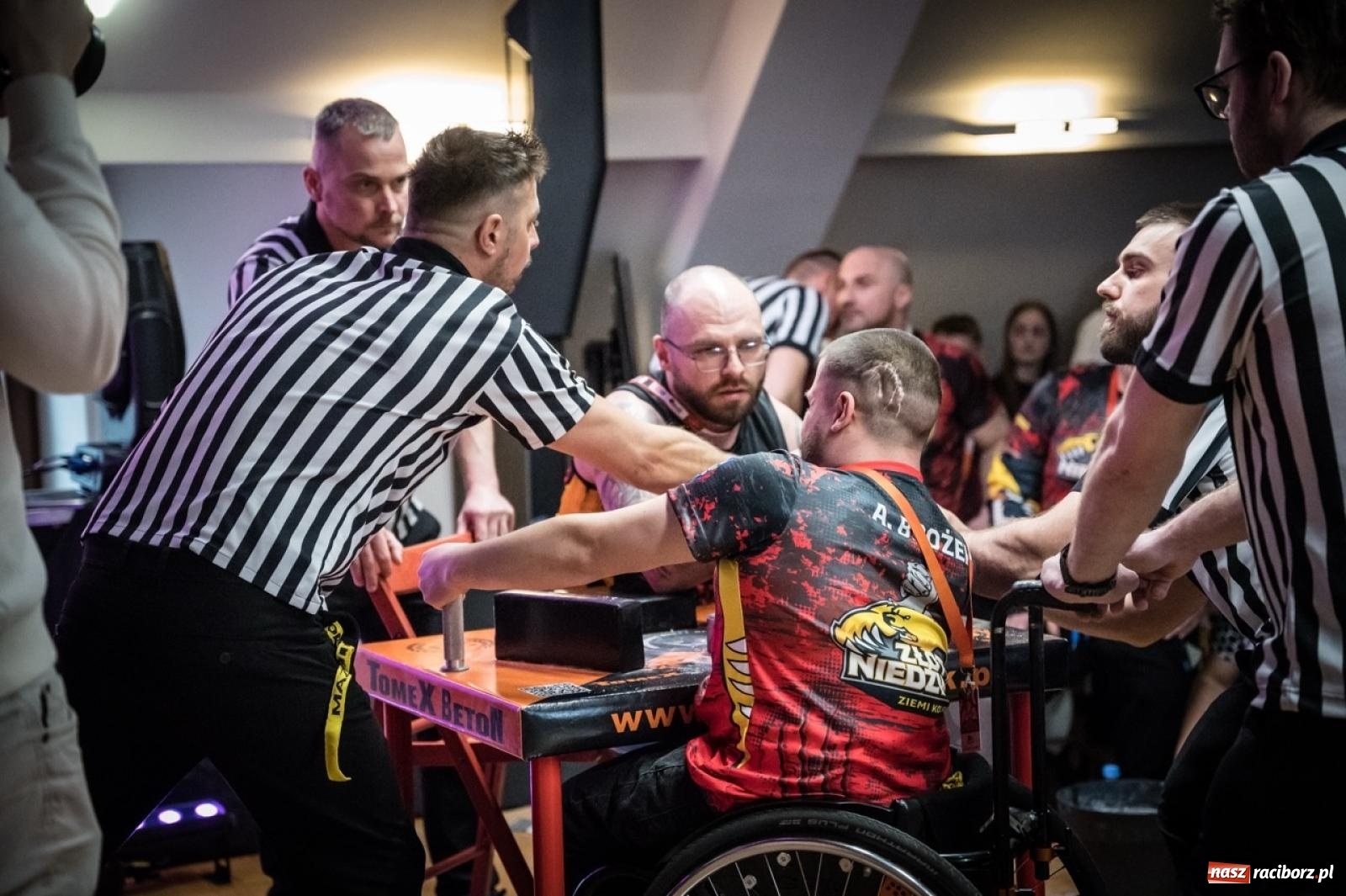 Zdjęcie w galerii na portalu naszraciborz.pl: Racibórz areną krajowej rywalizacji. Na zamku trwają XXVI Mistrzostwa Polski w Armwrestlingu wiadomości z regionu