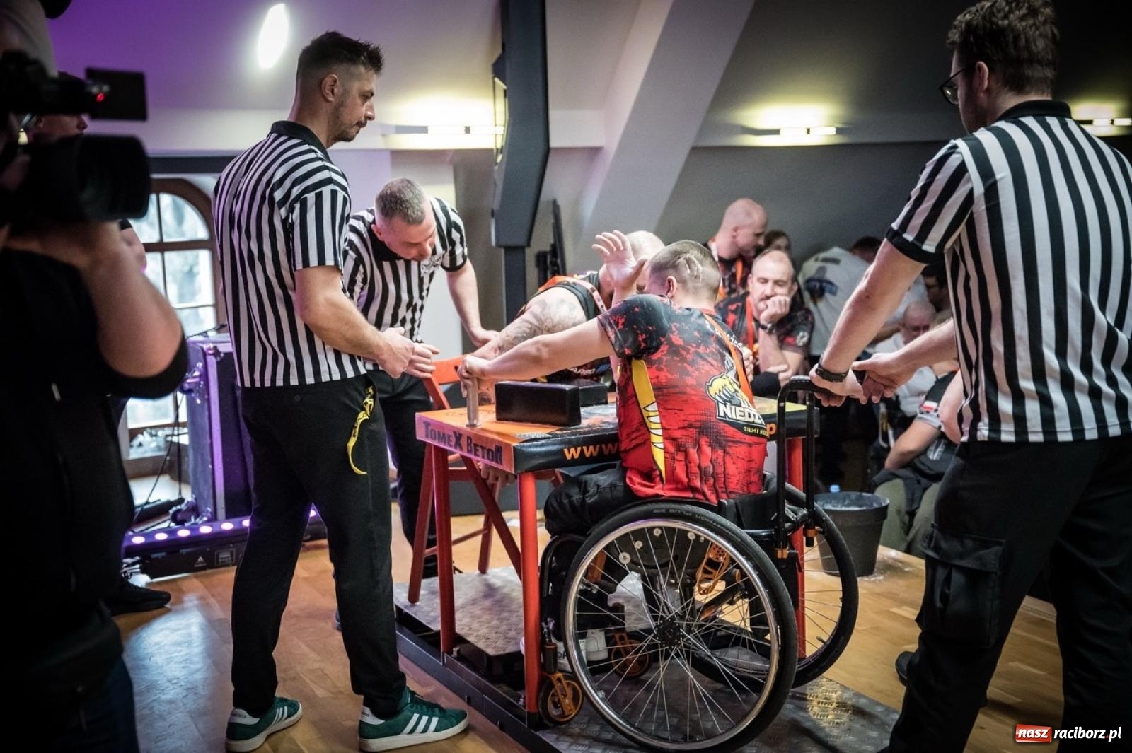 Zdjęcie w galerii na portalu naszraciborz.pl: Racibórz areną krajowej rywalizacji. Na zamku trwają XXVI Mistrzostwa Polski w Armwrestlingu wiadomości z regionu