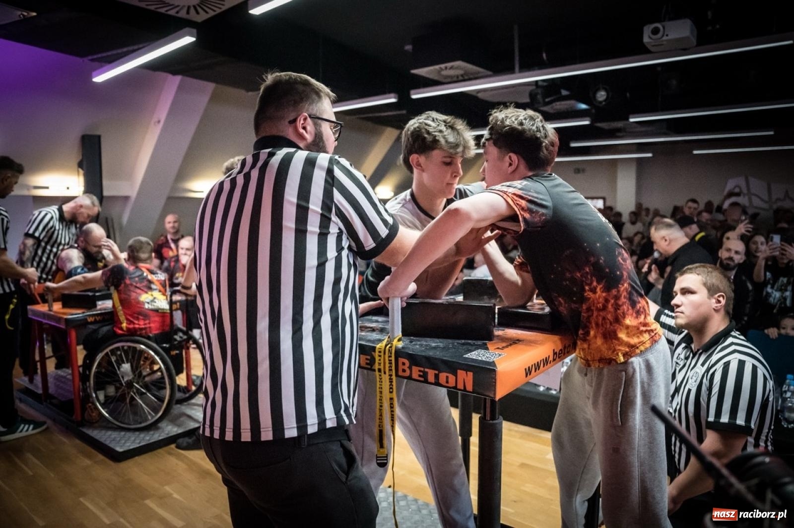 Zdjęcie w galerii na portalu naszraciborz.pl: Racibórz areną krajowej rywalizacji. Na zamku trwają XXVI Mistrzostwa Polski w Armwrestlingu wiadomości z regionu