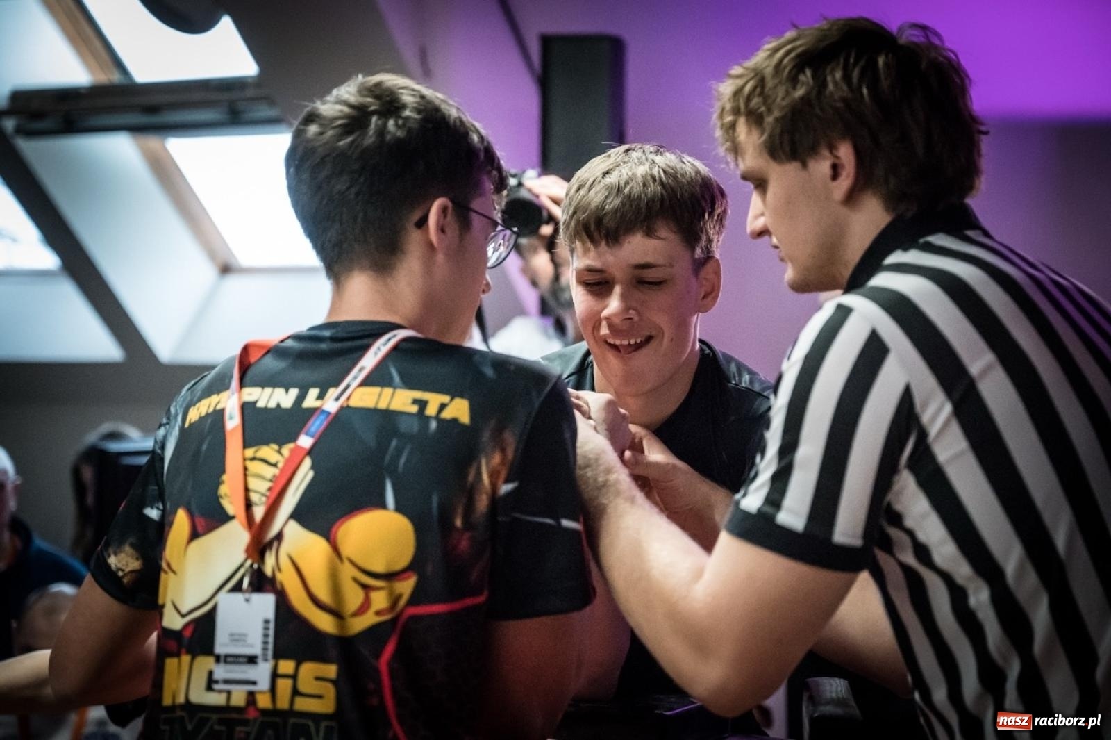 Zdjęcie w galerii na portalu naszraciborz.pl: Racibórz areną krajowej rywalizacji. Na zamku trwają XXVI Mistrzostwa Polski w Armwrestlingu wiadomości z regionu