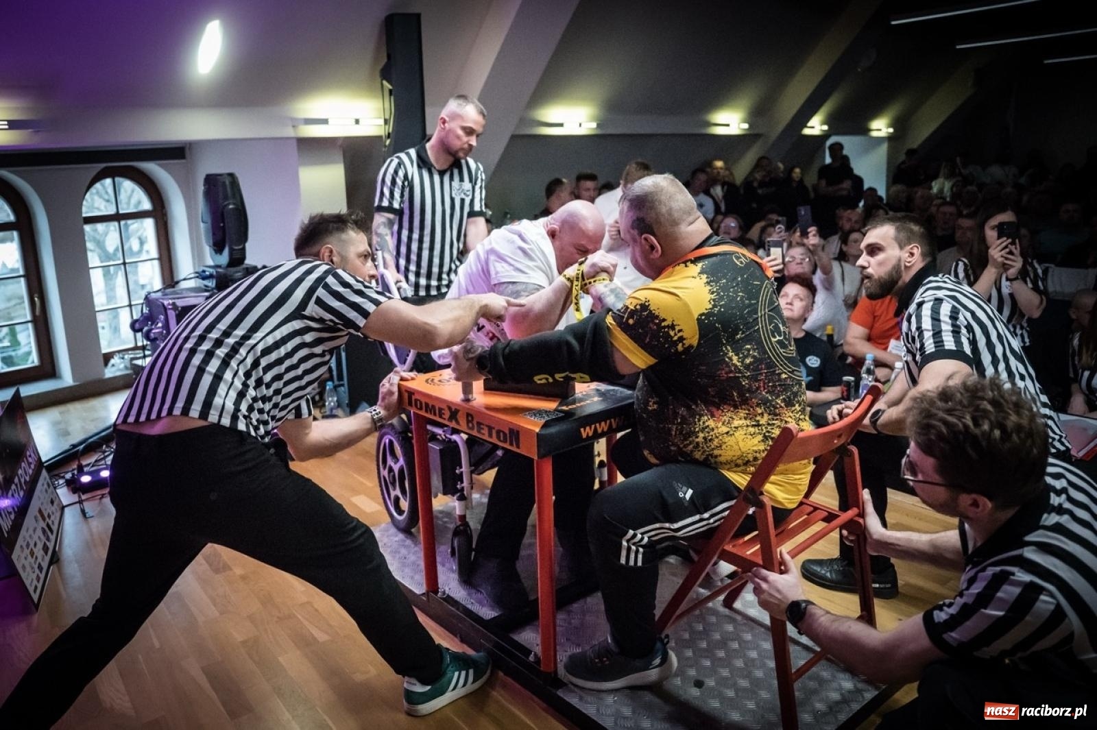 Zdjęcie w galerii na portalu naszraciborz.pl: Racibórz areną krajowej rywalizacji. Na zamku trwają XXVI Mistrzostwa Polski w Armwrestlingu wiadomości z regionu