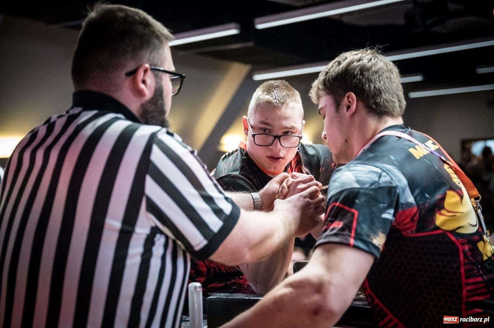 Zdjęcie w galerii na portalu naszraciborz.pl: Racibórz areną krajowej rywalizacji. Na zamku trwają XXVI Mistrzostwa Polski w Armwrestlingu wiadomości z regionu