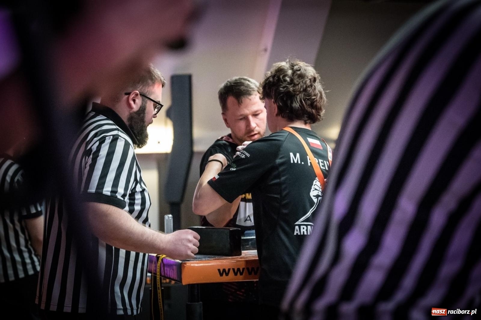 Zdjęcie w galerii na portalu naszraciborz.pl: Racibórz areną krajowej rywalizacji. Na zamku trwają XXVI Mistrzostwa Polski w Armwrestlingu wiadomości z regionu