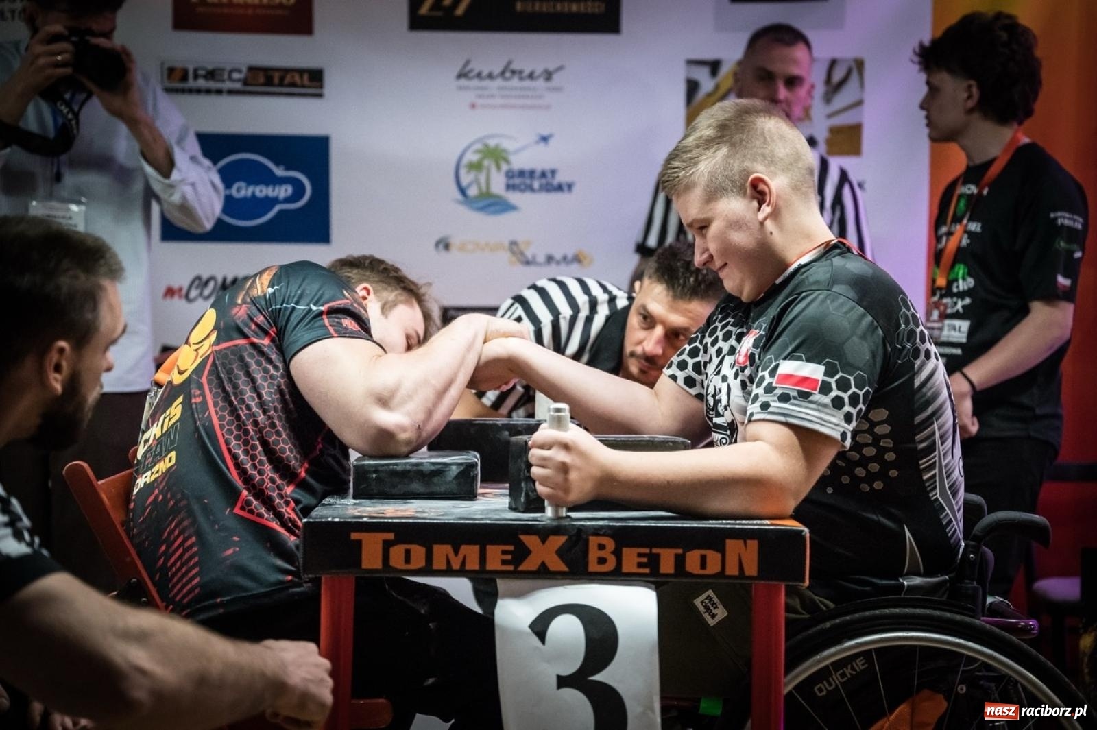 Zdjęcie w galerii na portalu naszraciborz.pl: Racibórz areną krajowej rywalizacji. Na zamku trwają XXVI Mistrzostwa Polski w Armwrestlingu wiadomości z regionu