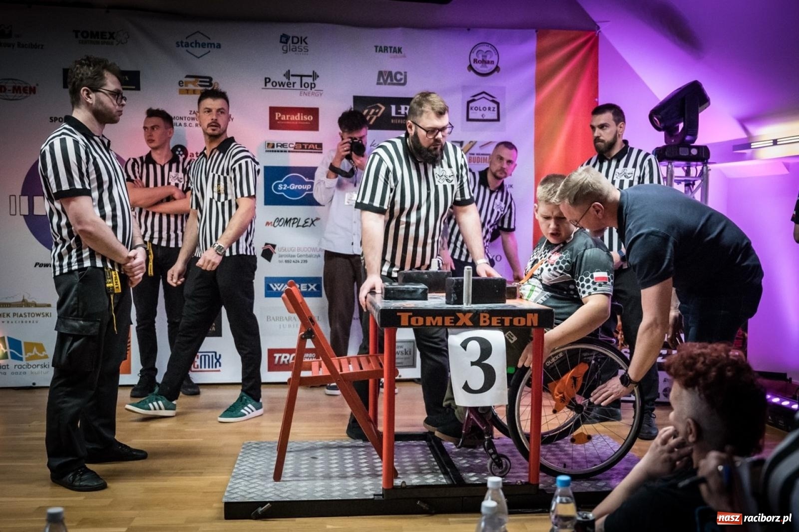 Zdjęcie w galerii na portalu naszraciborz.pl: Racibórz areną krajowej rywalizacji. Na zamku trwają XXVI Mistrzostwa Polski w Armwrestlingu wiadomości z regionu