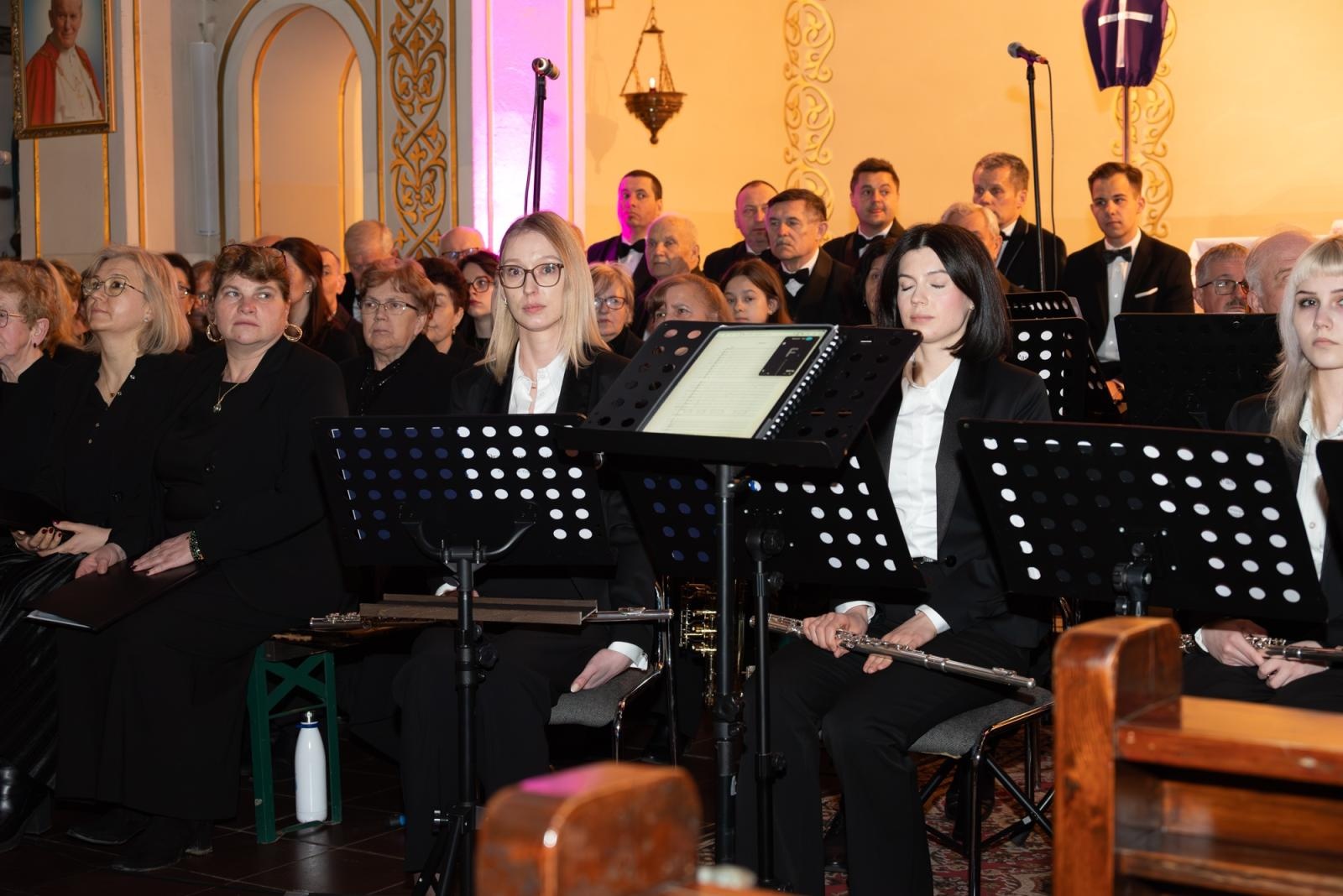 Zdjęcie w galerii na portalu naszraciborz.pl: Oratorium Pasyjne w Zabełkowie. Muzyczne i duchowe wydarzenie w kościele św. Jadwigi wiadomości z regionu