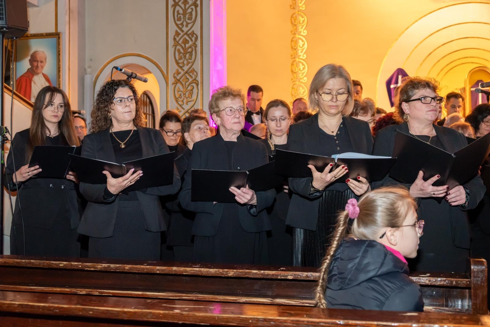 Zdjęcie w galerii na portalu naszraciborz.pl: Oratorium Pasyjne w Zabełkowie. Muzyczne i duchowe wydarzenie w kościele św. Jadwigi wiadomości z regionu