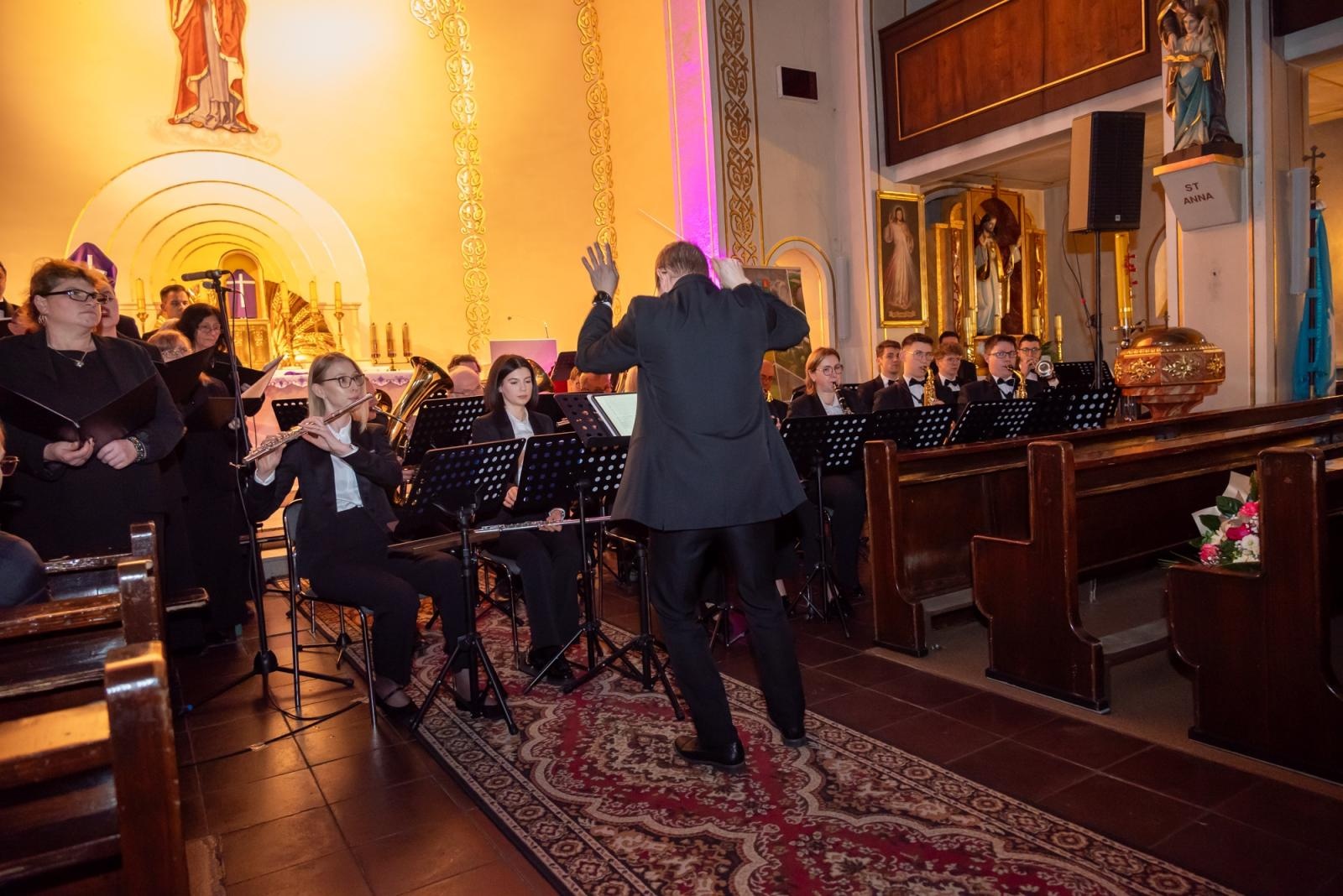 Zdjęcie w galerii na portalu naszraciborz.pl: Oratorium Pasyjne w Zabełkowie. Muzyczne i duchowe wydarzenie w kościele św. Jadwigi wiadomości z regionu