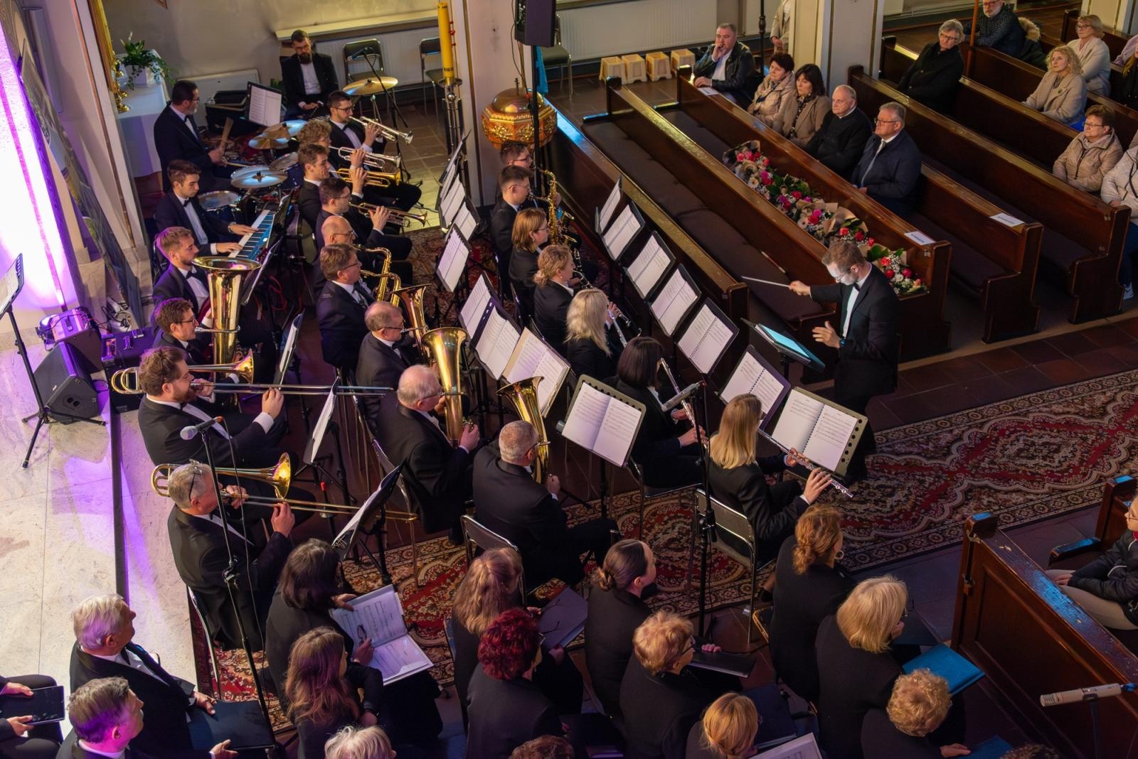 Zdjęcie w galerii na portalu naszraciborz.pl: Oratorium Pasyjne w Zabełkowie. Muzyczne i duchowe wydarzenie w kościele św. Jadwigi wiadomości z regionu