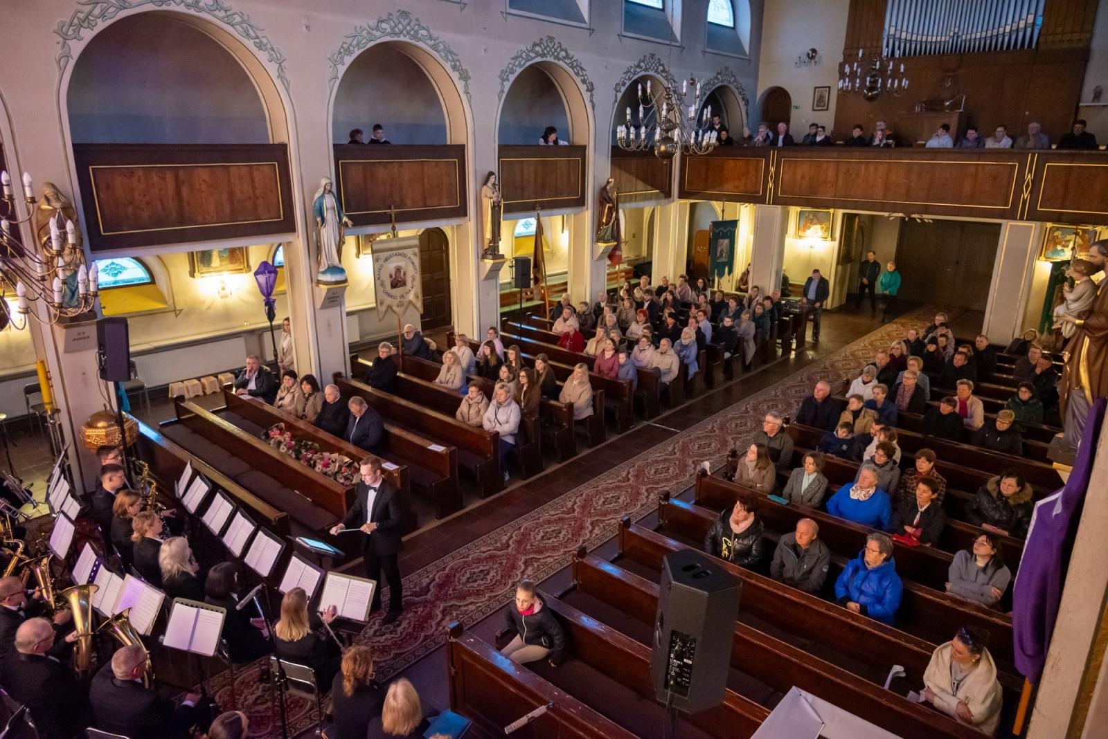 Zdjęcie w galerii na portalu naszraciborz.pl: Oratorium Pasyjne w Zabełkowie. Muzyczne i duchowe wydarzenie w kościele św. Jadwigi wiadomości z regionu