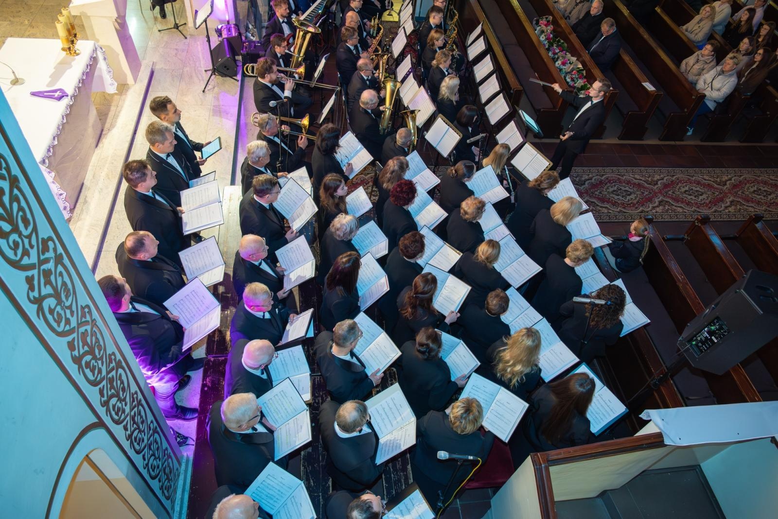 Zdjęcie w galerii na portalu naszraciborz.pl: Oratorium Pasyjne w Zabełkowie. Muzyczne i duchowe wydarzenie w kościele św. Jadwigi wiadomości z regionu