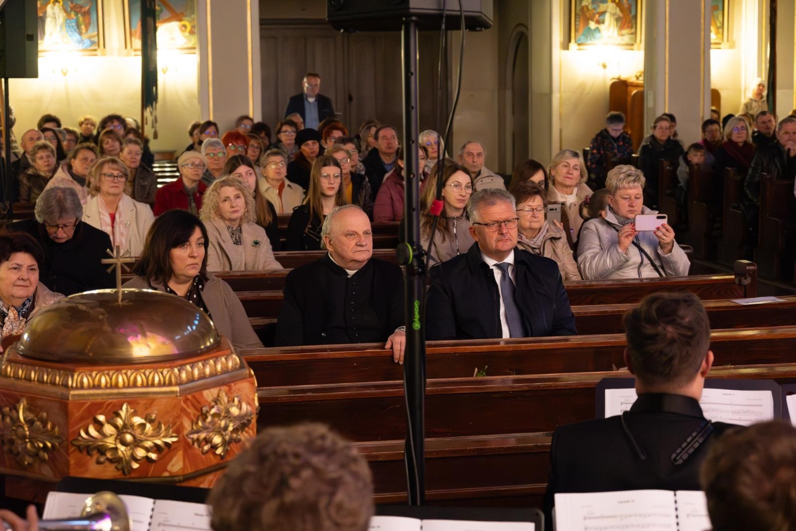 Zdjęcie w galerii na portalu naszraciborz.pl: Oratorium Pasyjne w Zabełkowie. Muzyczne i duchowe wydarzenie w kościele św. Jadwigi wiadomości z regionu