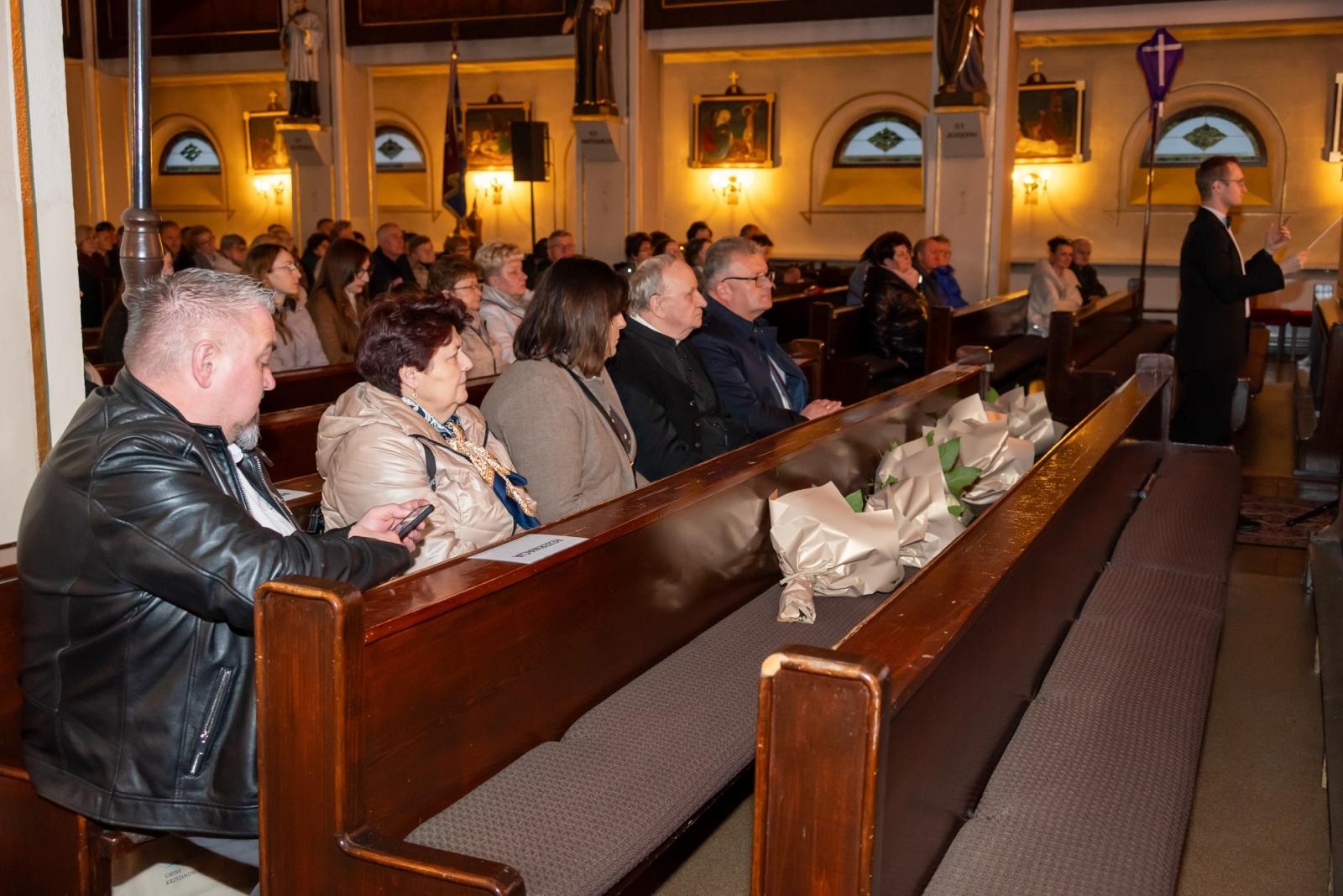 Zdjęcie w galerii na portalu naszraciborz.pl: Oratorium Pasyjne w Zabełkowie. Muzyczne i duchowe wydarzenie w kościele św. Jadwigi wiadomości z regionu