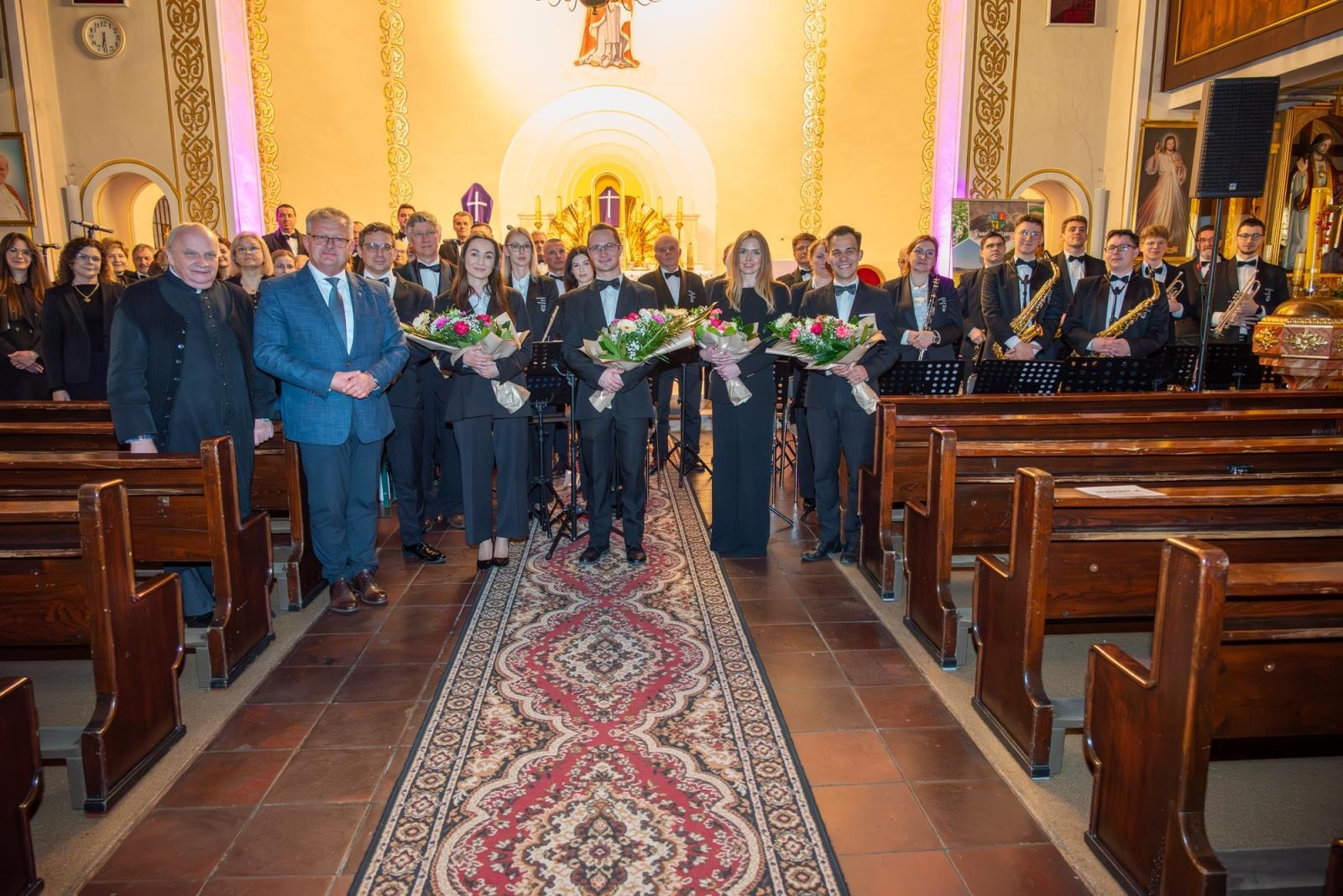 Zdjęcie w galerii na portalu naszraciborz.pl: Oratorium Pasyjne w Zabełkowie. Muzyczne i duchowe wydarzenie w kościele św. Jadwigi wiadomości z regionu