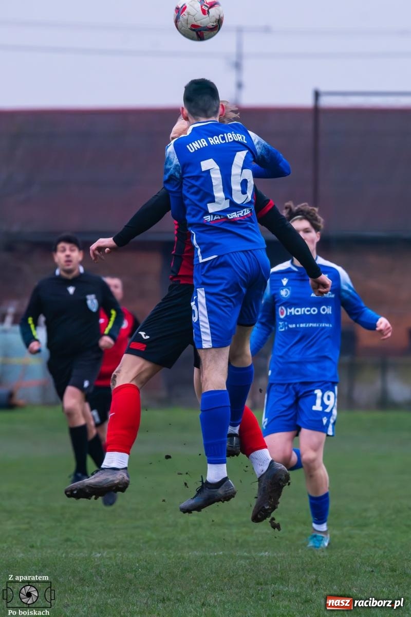 Zdjęcie w galerii na portalu naszraciborz.pl: Niewykorzystane okazje i spóźniona pogoń. Podział punktów w derbach [FOTO] wiadomości z regionu