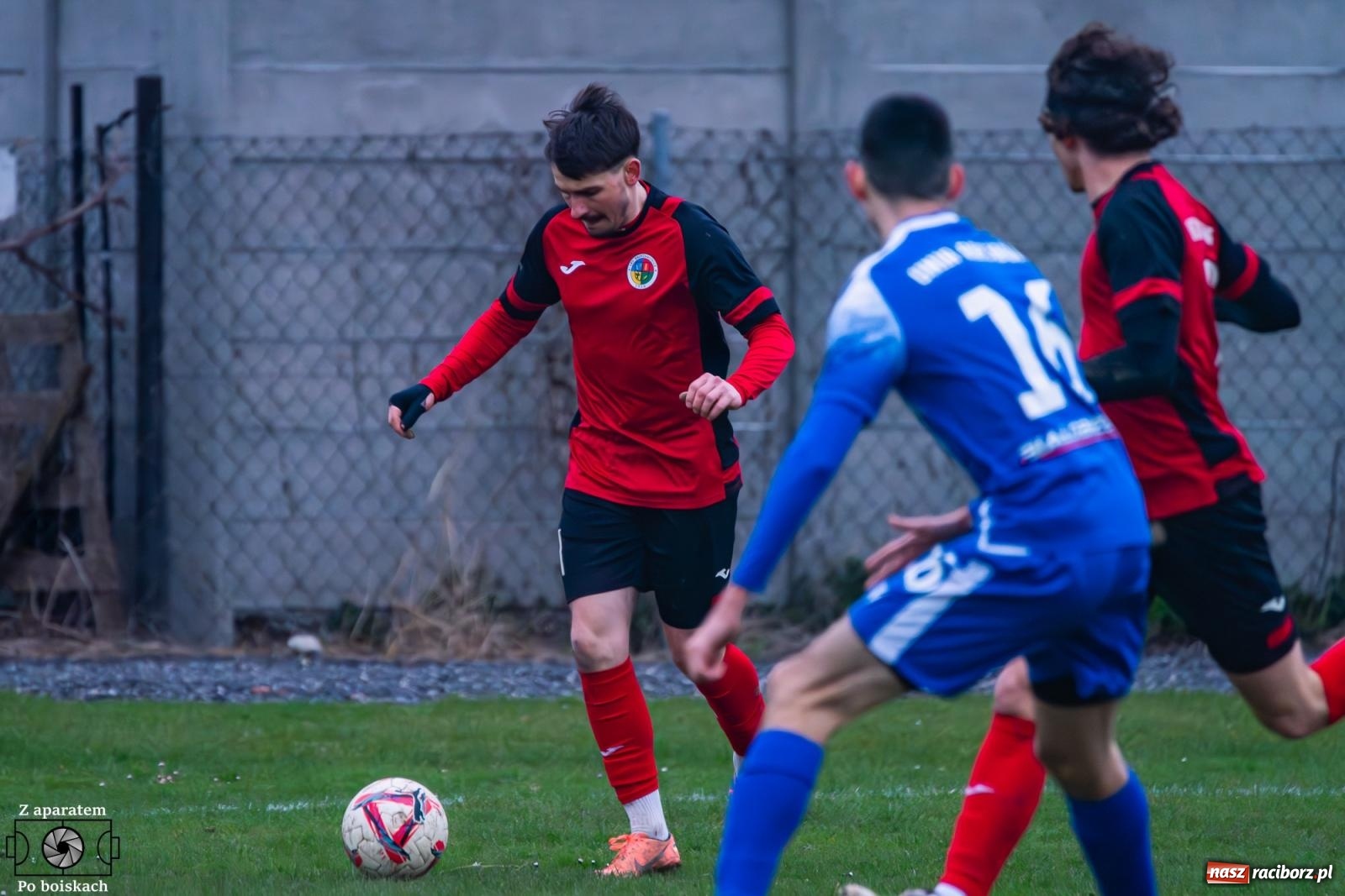 Zdjęcie w galerii na portalu naszraciborz.pl: Niewykorzystane okazje i spóźniona pogoń. Podział punktów w derbach [FOTO] wiadomości z regionu