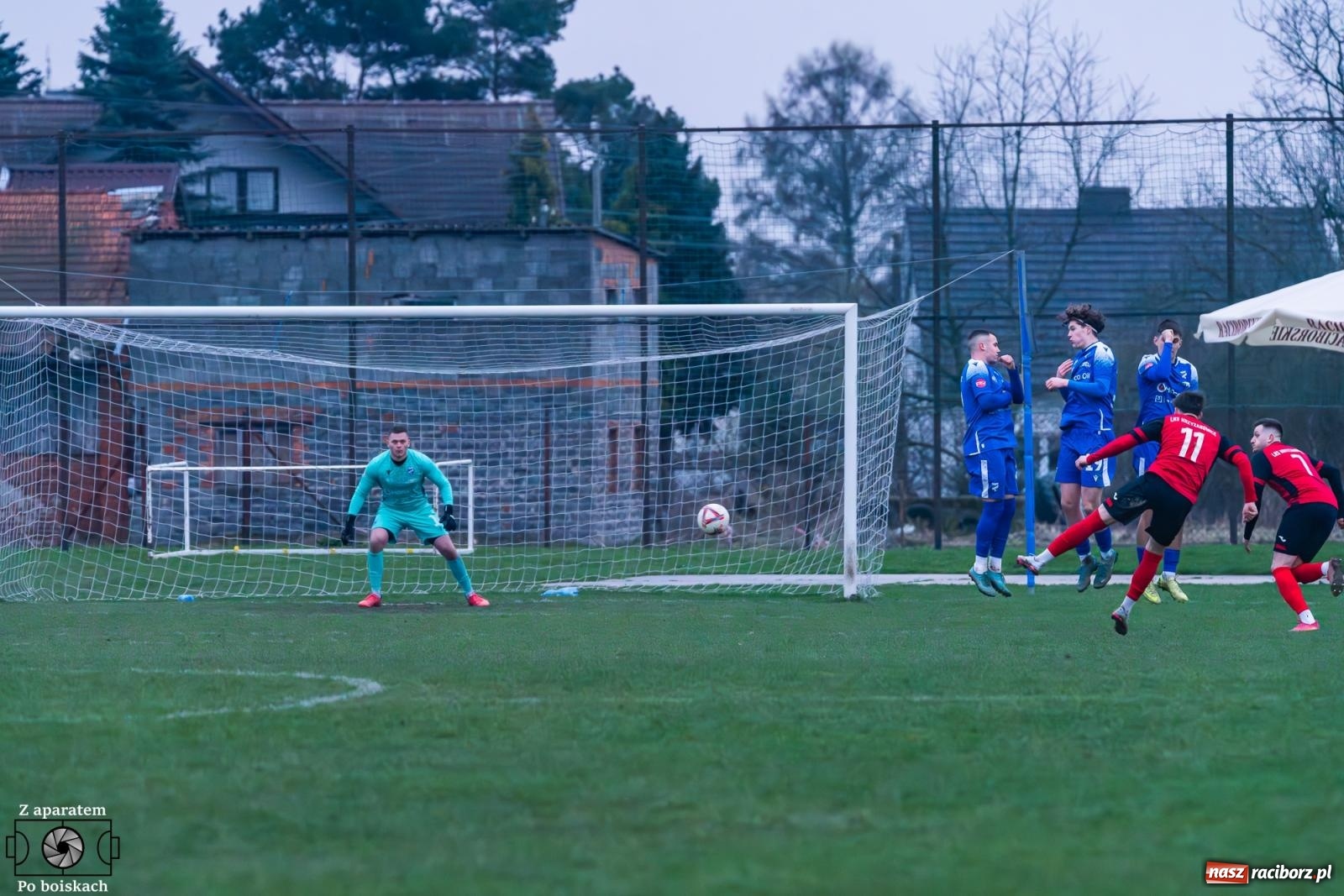 Zdjęcie w galerii na portalu naszraciborz.pl: Niewykorzystane okazje i spóźniona pogoń. Podział punktów w derbach [FOTO] wiadomości z regionu