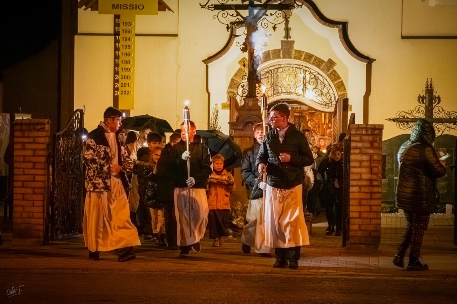 Zdjęcie w galerii na portalu naszraciborz.pl: Droga krzyżowa przeszła ulicami Nędzy wiadomości z regionu